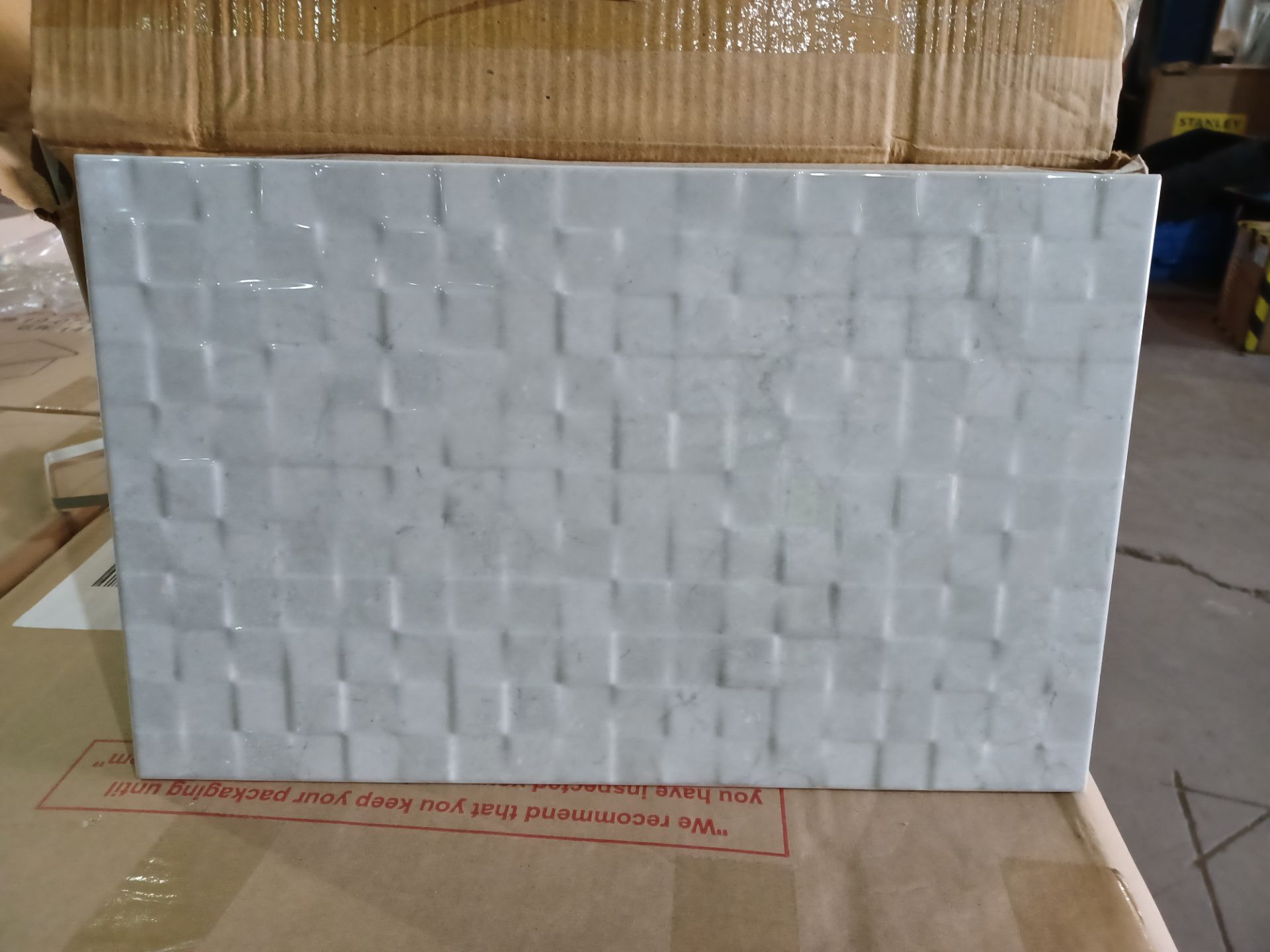 12 x PACKS OF IDEAL MARBLE DÉCOR GLAZED CERAMIC WALL TILES. SIZE: 400mm(L) x 250mm (H). 7.5mm THICK.