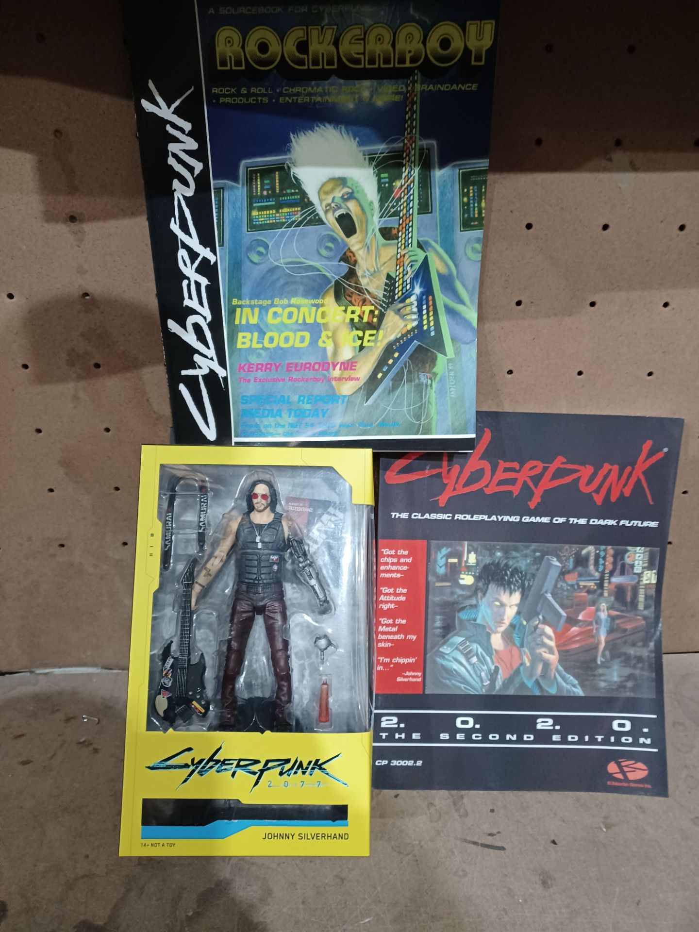 4 X CYBER PUNK LOT MAY INCLUDE JOHNNY SILVERHAND FIGURE & COMICS - PCK