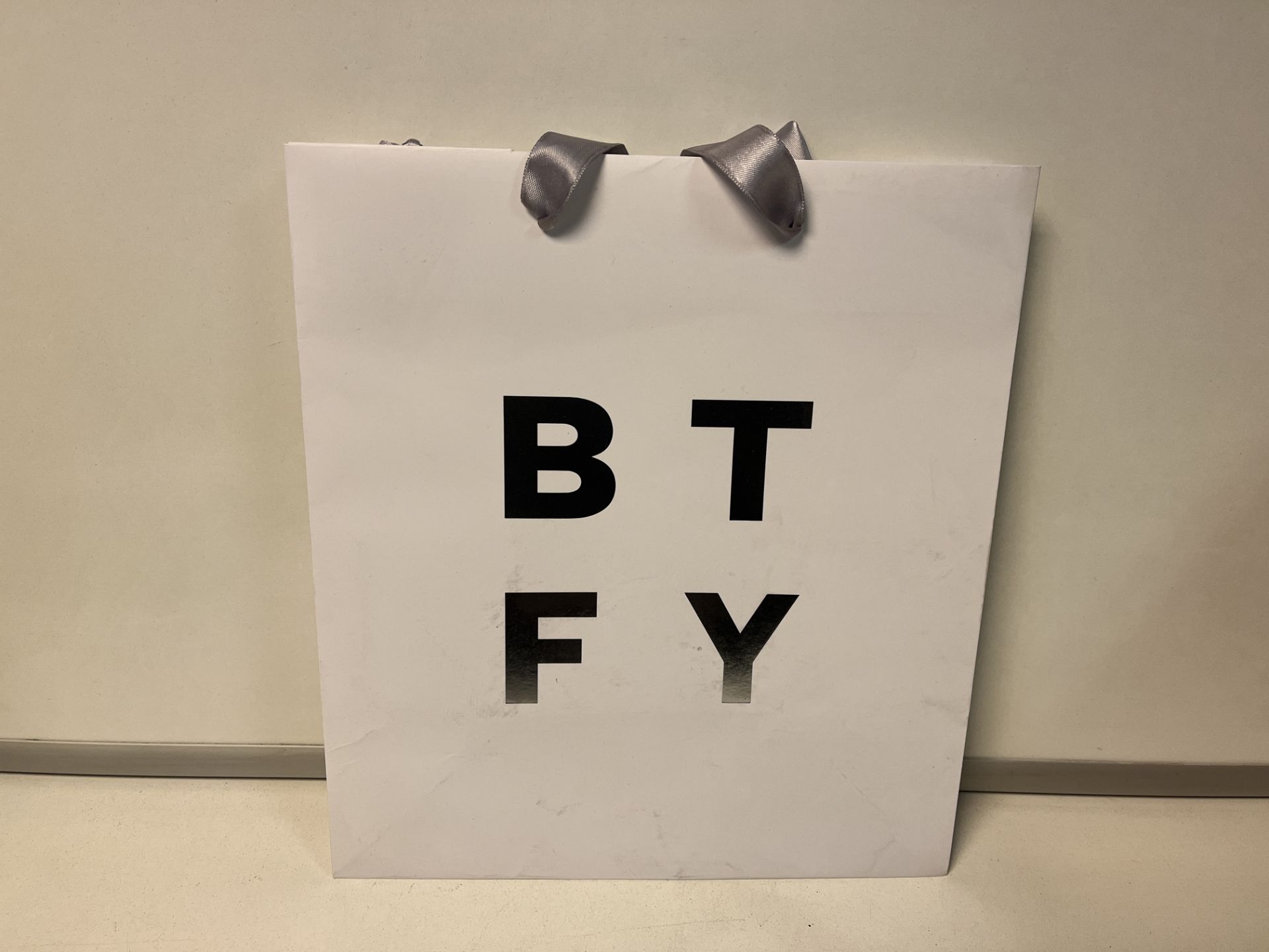 400 X BRAND NEW BFTY 25 X 15 X 28CM GIFT BAGS IN 4 BOXES R11