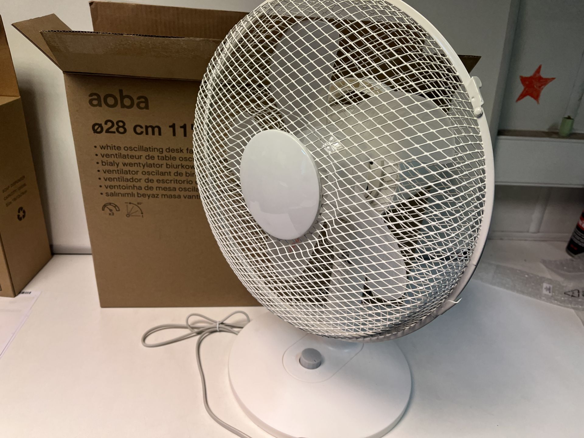 4 X NEW BOXED AOBA 28CM 11 INCH WHITE OSCILLATING DESK FANS (ROW3)