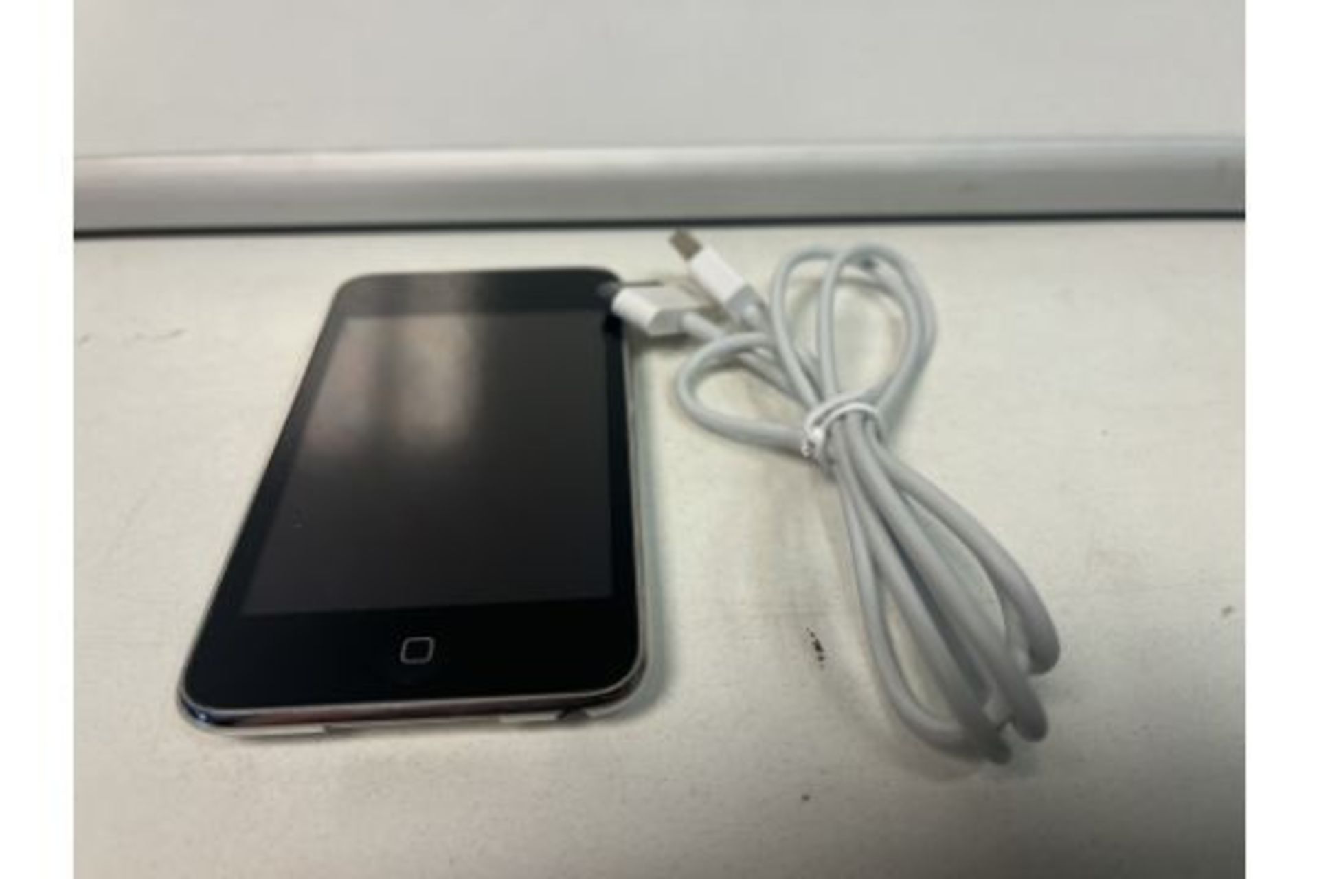 APPLE IPOD TOUCH, 8GB STORAGE WITH CHARGE CABLE (91) 205