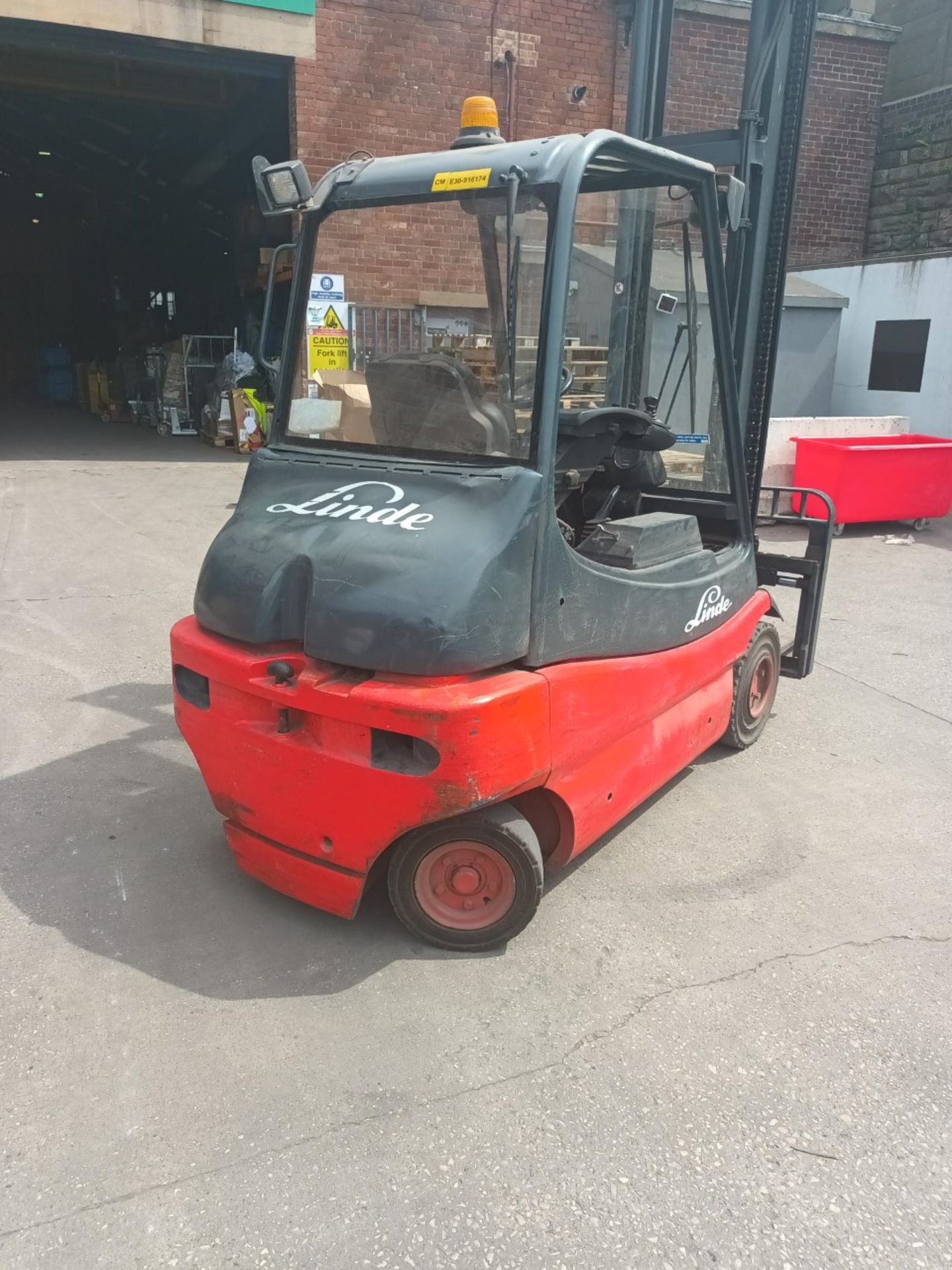 2007 Linde E30 Electric Counterbalance Forklift Truck. 3000kg capacity. 4.4m lift height. 1622 - Image 2 of 10