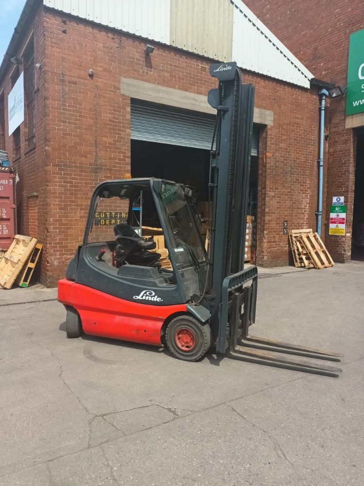 2007 Linde E30 Electric Counterbalance Forklift Truck. 3000kg capacity. 4.4m lift height. 1622 Hours - With Charger - Due to company liquidation