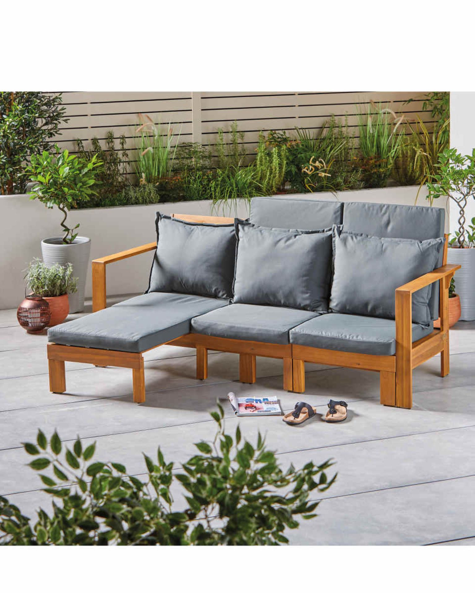 Wooden Garden Day Bed. Create a place of outdoor comfort with this stylish Wooden Garden Day Bed. - Image 2 of 2