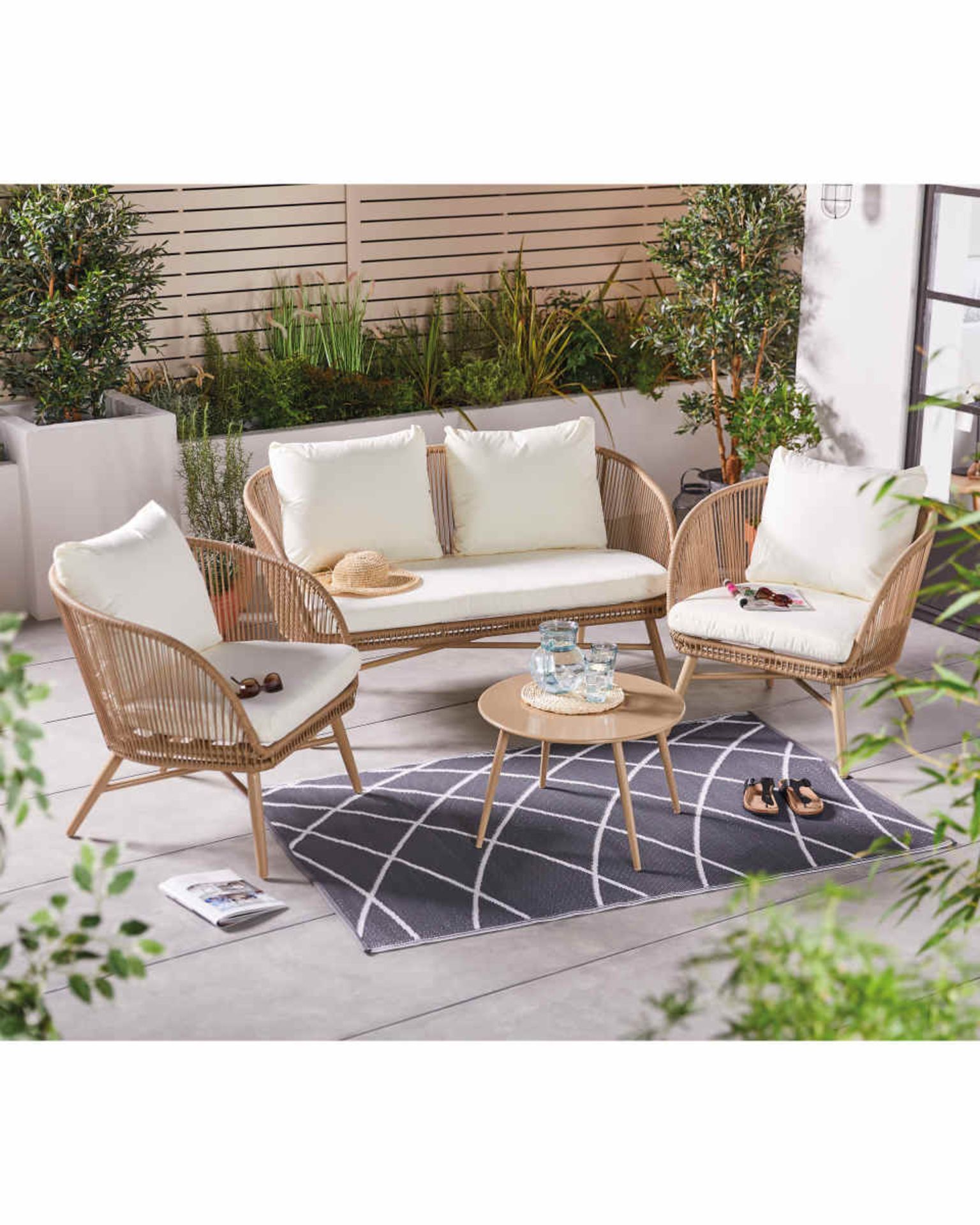 Rope Effect Furniture Set. Enjoy those lazy days in the garden with this comfortable and stylish - Image 2 of 2