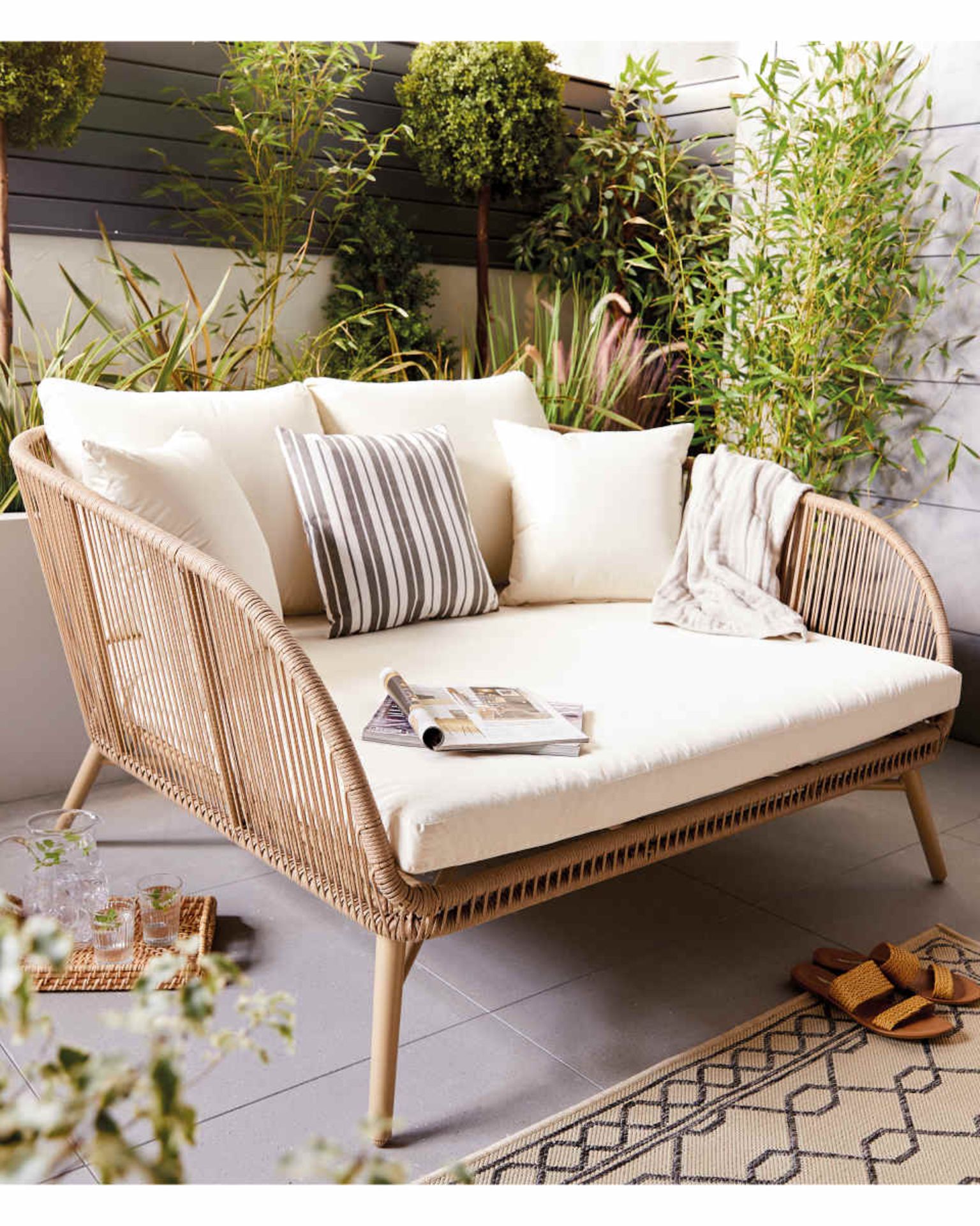 Rope Effect Snug Seat. Enjoy those lazy days in the garden with this comfortable and stylish Rope - Image 2 of 2