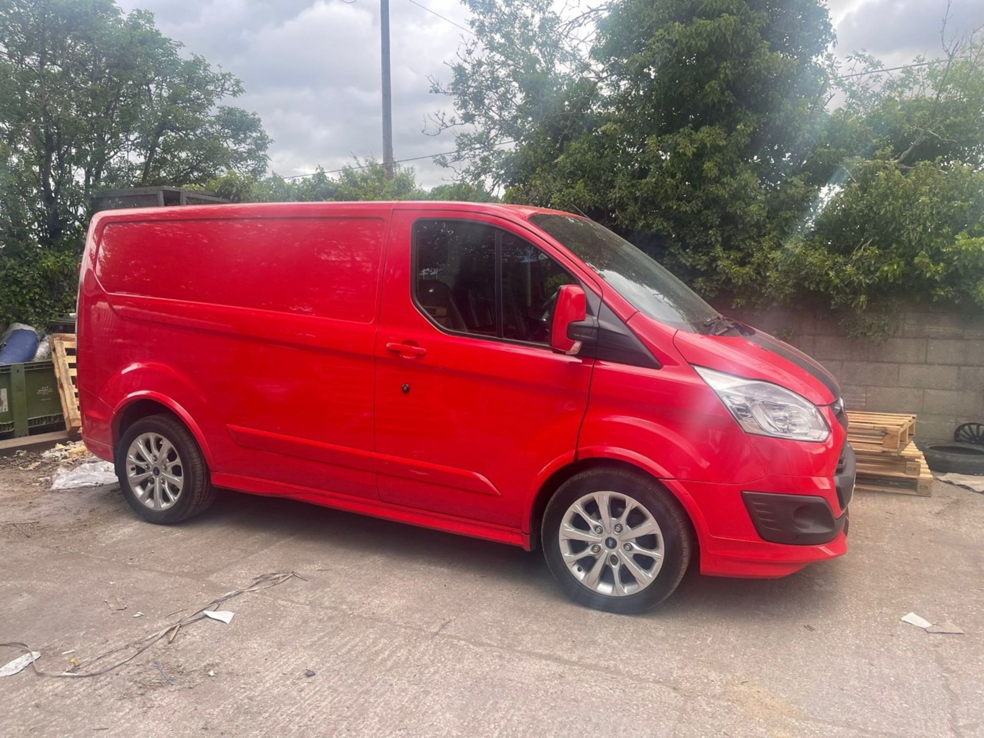 YT17 WJJ - FORD TRANSIT CUSTOM 290 L1 DIESEL FWD - 2.0 TDCi 170ps Low Roof Limited Van   Colour: Red
