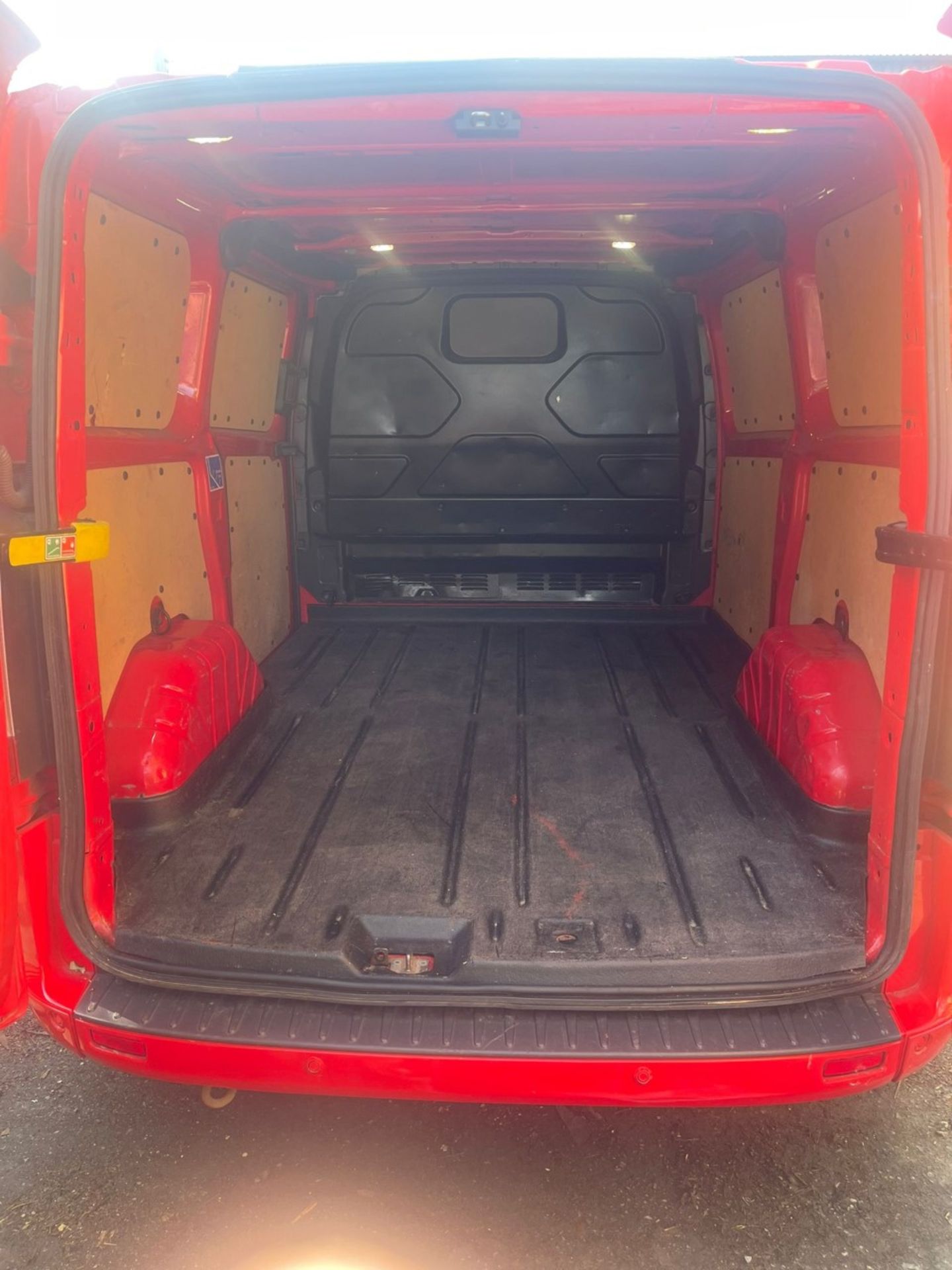 YT17 WJJ - FORD TRANSIT CUSTOM 290 L1 DIESEL FWD - 2.0 TDCi 170ps Low Roof Limited Van   Colour: Red - Image 5 of 7