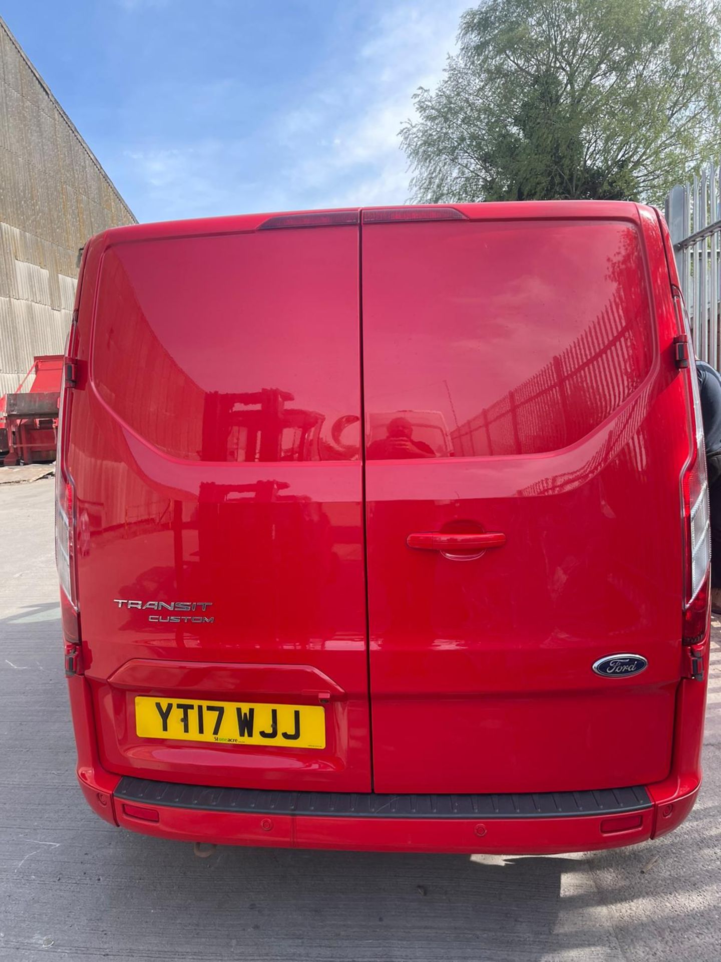 YT17 WJJ - FORD TRANSIT CUSTOM 290 L1 DIESEL FWD - 2.0 TDCi 170ps Low Roof Limited Van   Colour: Red - Image 4 of 7