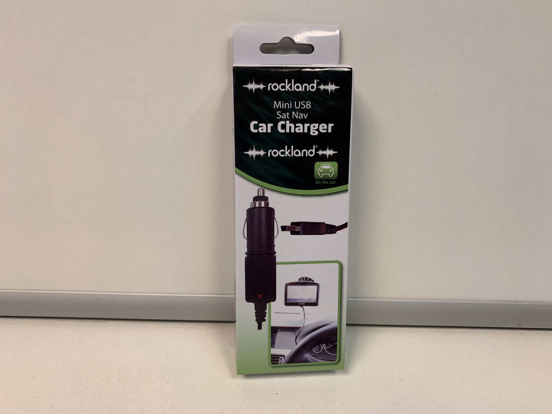 144 X NEW BOXED ROCKLAND MINI USB SATNAV & CAR CHARGER. RRP £9.99 EACH (ROW6)