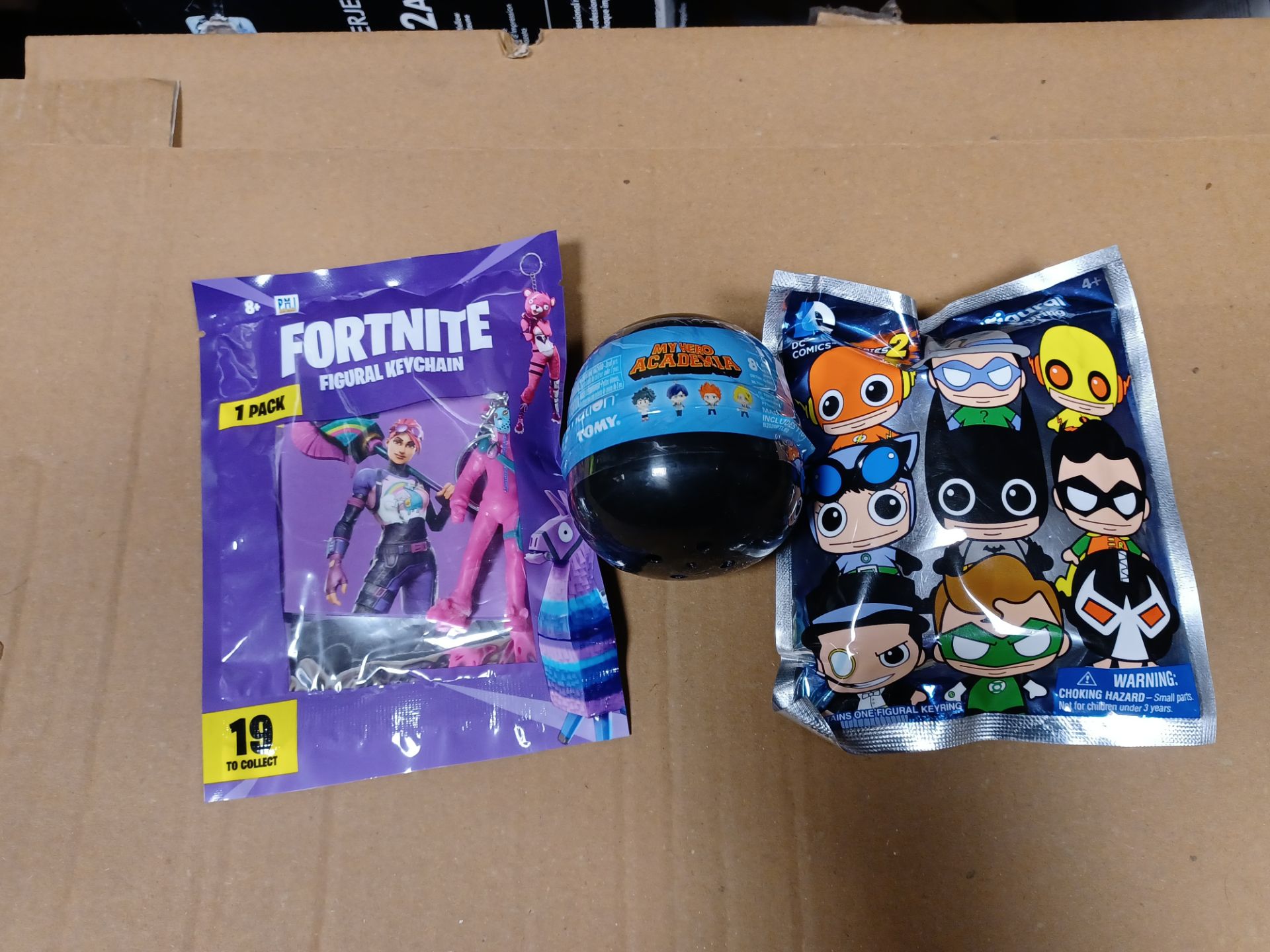 21 X ASSORTED MIXED LOT TO INCLUDE FORTNITE FIGURAL KEYCHAIN, ANIMAL CROSSING TOY KEYCHAIN, DC