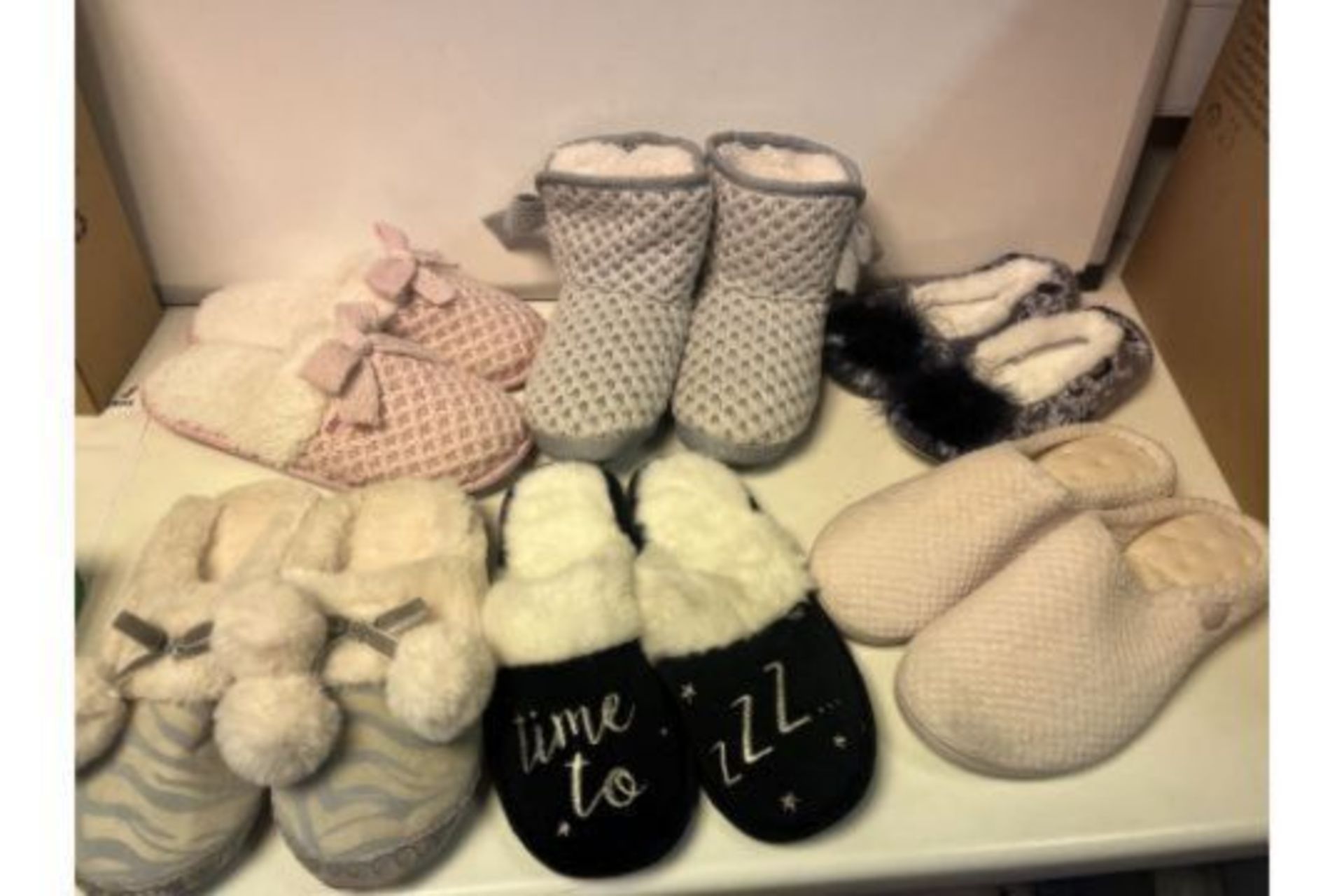 20 X BRAND NEW TOTES LADIES ASSORTED SLIPPERS IN VARIOUS STYLES AND SIZES R18