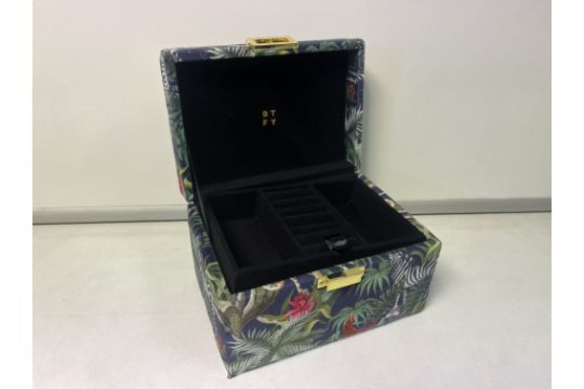 12 x NEW BOXED Eclectic Jewellery Box. RRP £19.99 EACH. (REF404) Store your jewellery in a vintage
