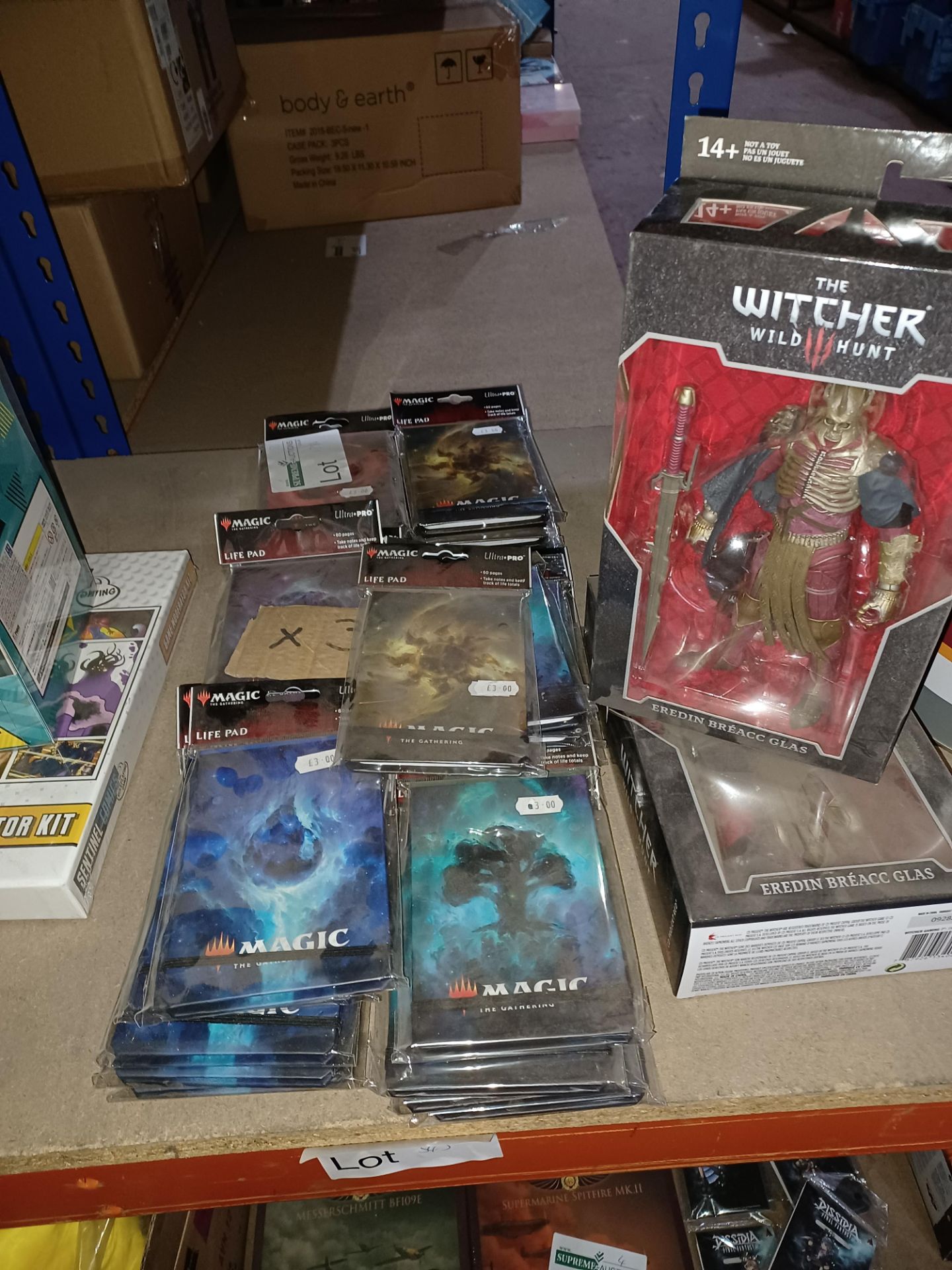 30 X MIXED TOYS LOT TO INCLUDE WITCHER COLLECTIBLE FIGURES, MAGIC THE GATHERING LIFE PADS - PCK