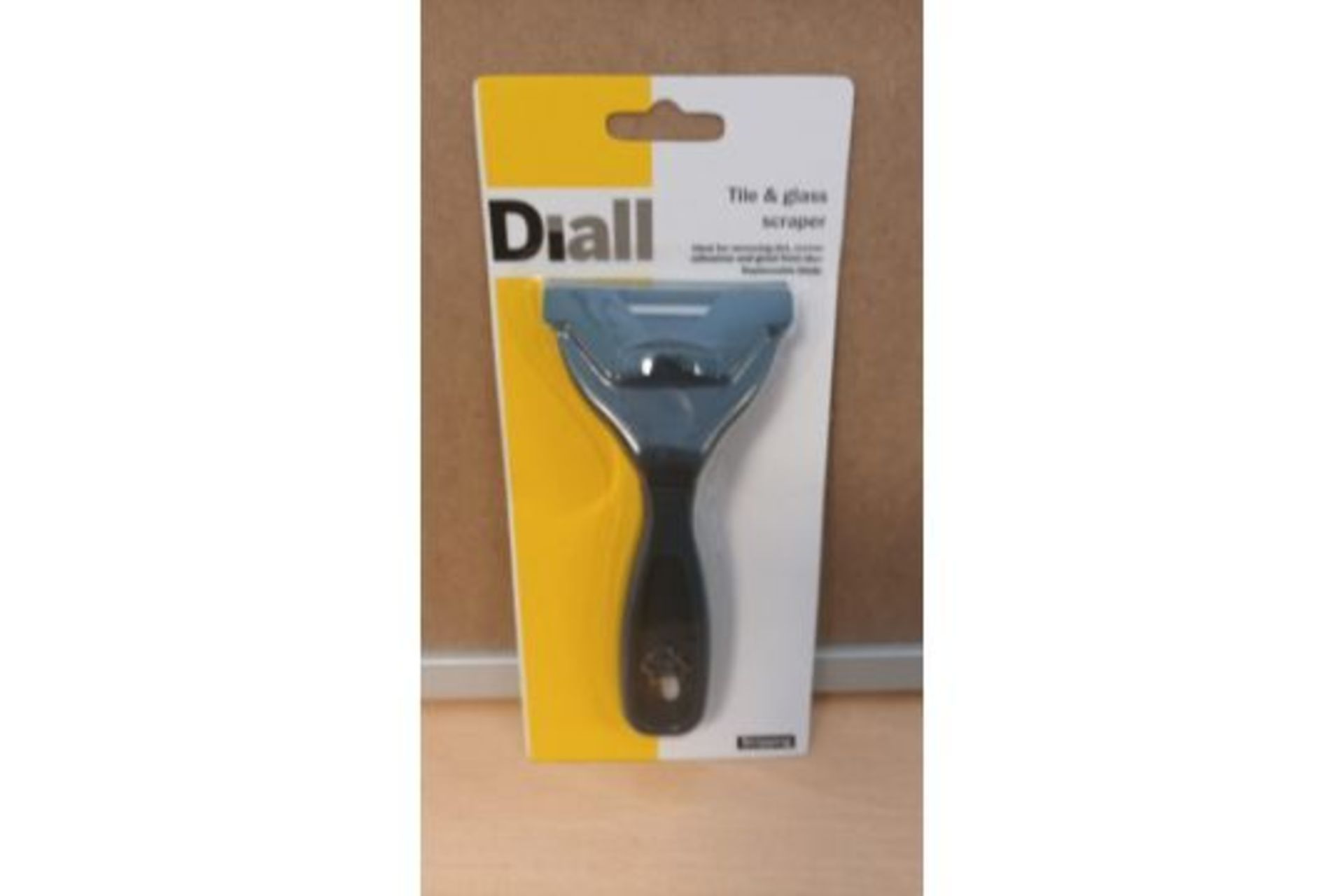 72 X NEW PACKAGED DIALL TILE & GLASS SCRAPERS WITH BLADE. IDEAL FOR REMOVING DIRT, EXCESS
