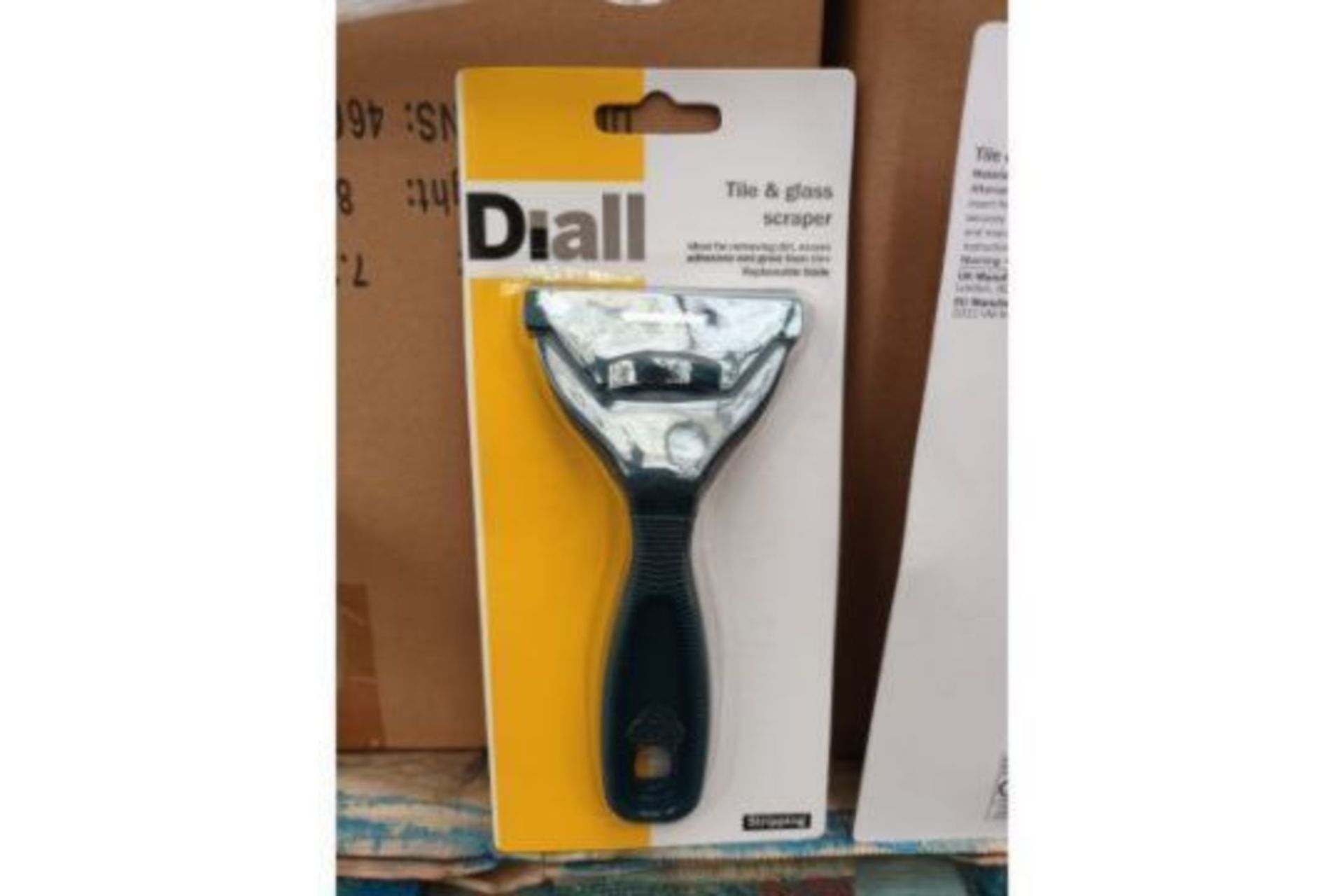 72 X NEW PACKAGED DIALL TILE & GLASS SCRAPERS WITH BLADE. IDEAL FOR REMOVING DIRT, EXCESS