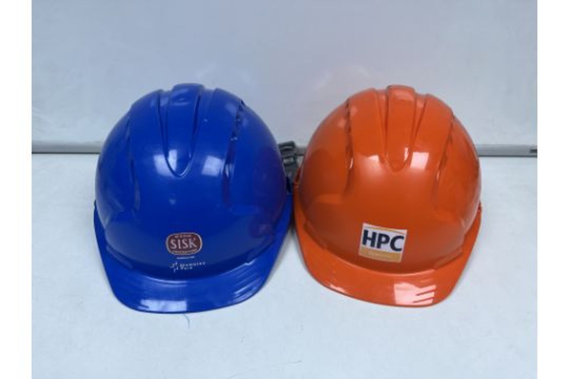 40 X BRAND NEW PROFESSIONAL SAFETY HATS (COLOURS MAY VARY) R15