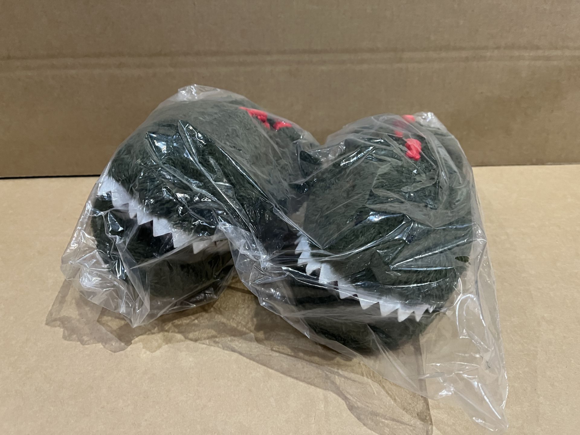 20 X BRAND NEW TOTES DINOSAUR SLIPPERS (SIZES MAY VARY) R9