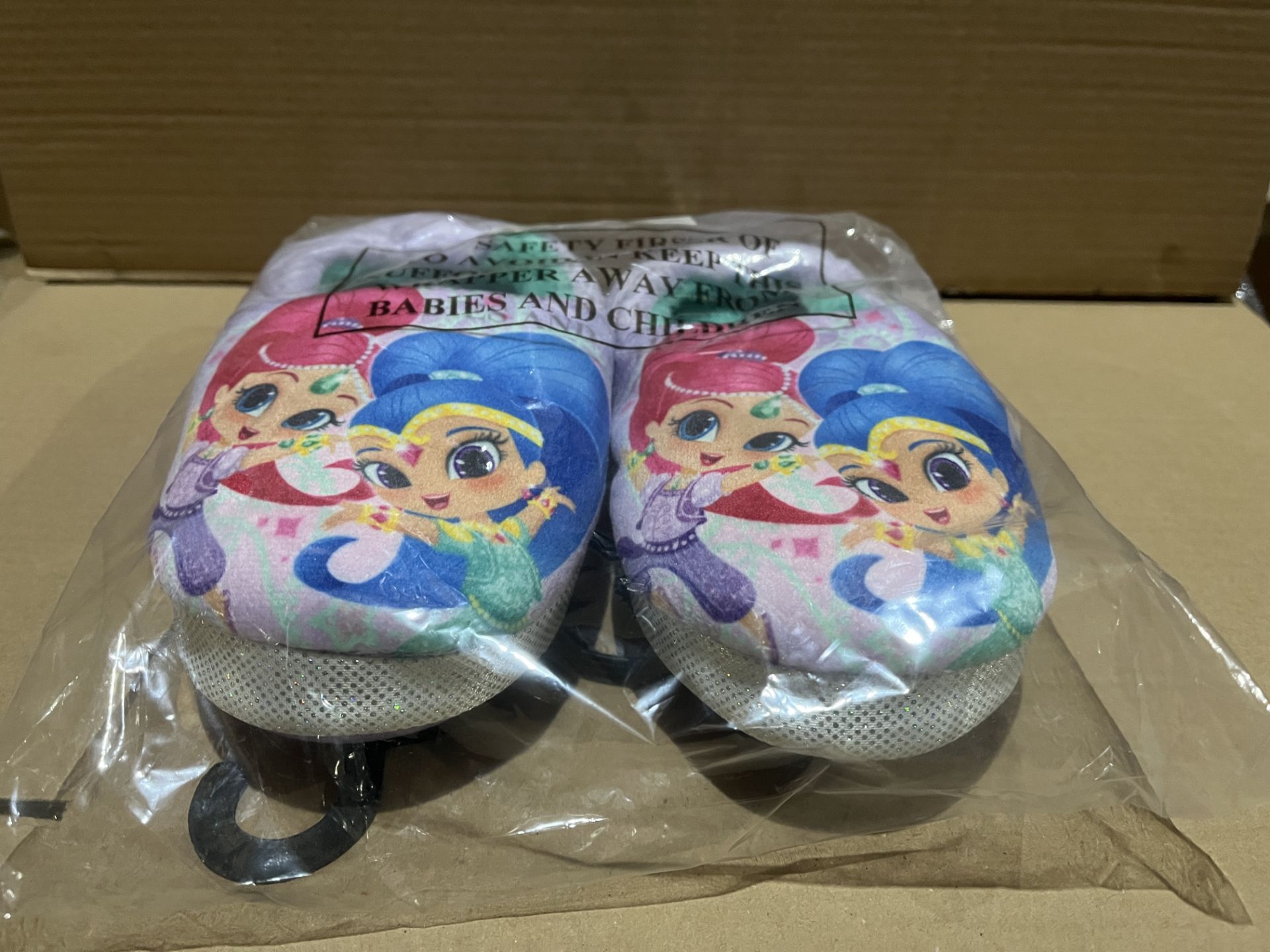 (NO VAT) 15 X BRAND NEW PAIRS OF SHIMMER AND SHINE SLIPPERS (SIZES MAY VARY) R9