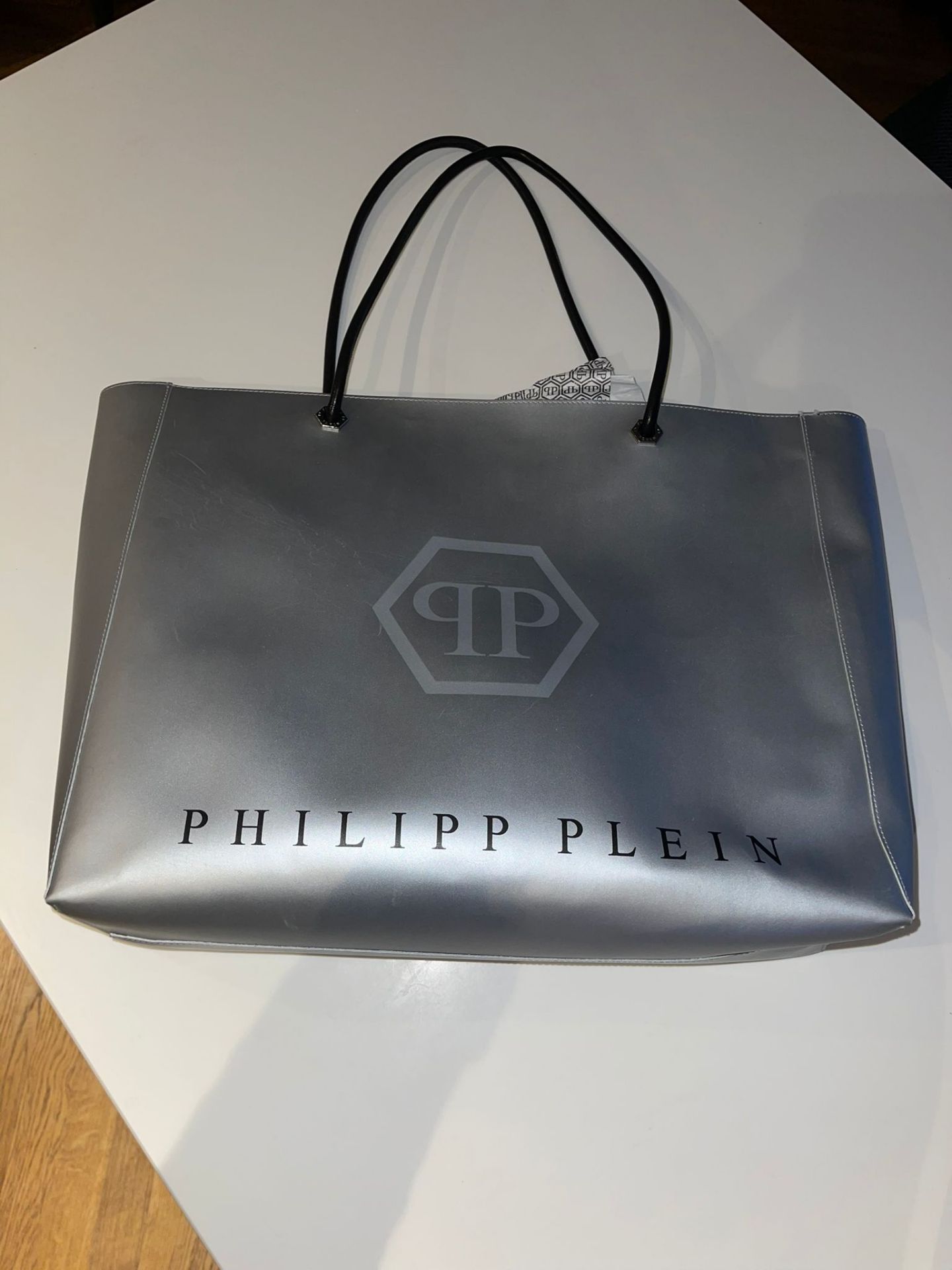 PHILIPP PLEIN. BRANDED SHOPPER BAG. Grey shopper bag from Philipp Plein. Made of calf leather. - Image 2 of 2
