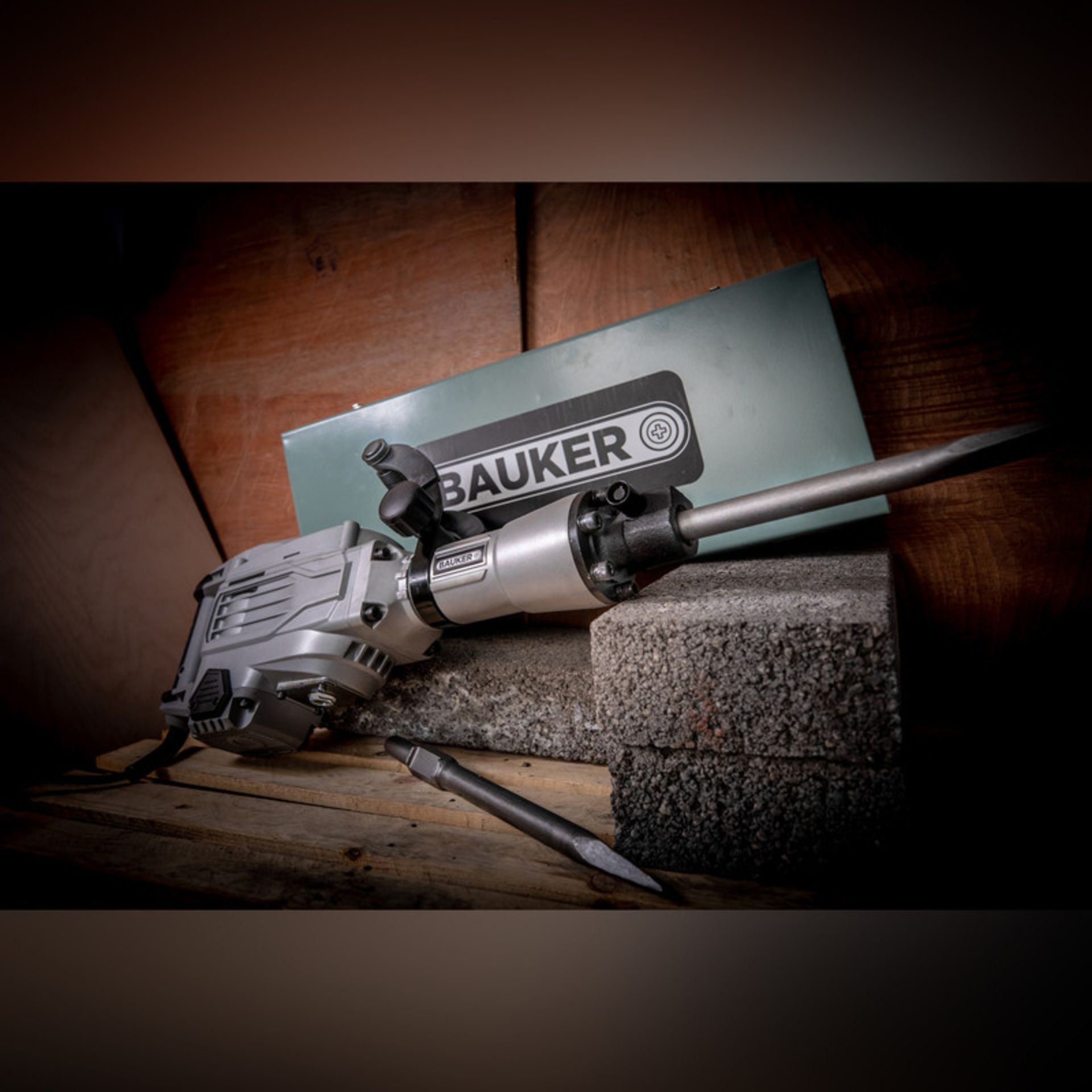 Bauker 1700W 15kg Breaker 240V. • Max 50J, 1400bpm, 30mm chuck • Anti-vibration handle, adjustable - Image 2 of 2