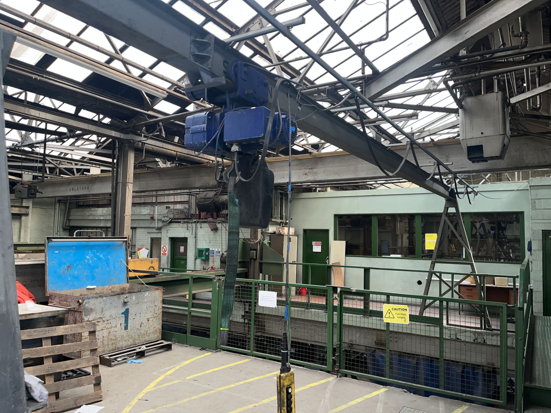 1 TONNE OVERHEAD DEMAG CRANE SIZE: APPROX 2800H X 9050L - Image 4 of 5