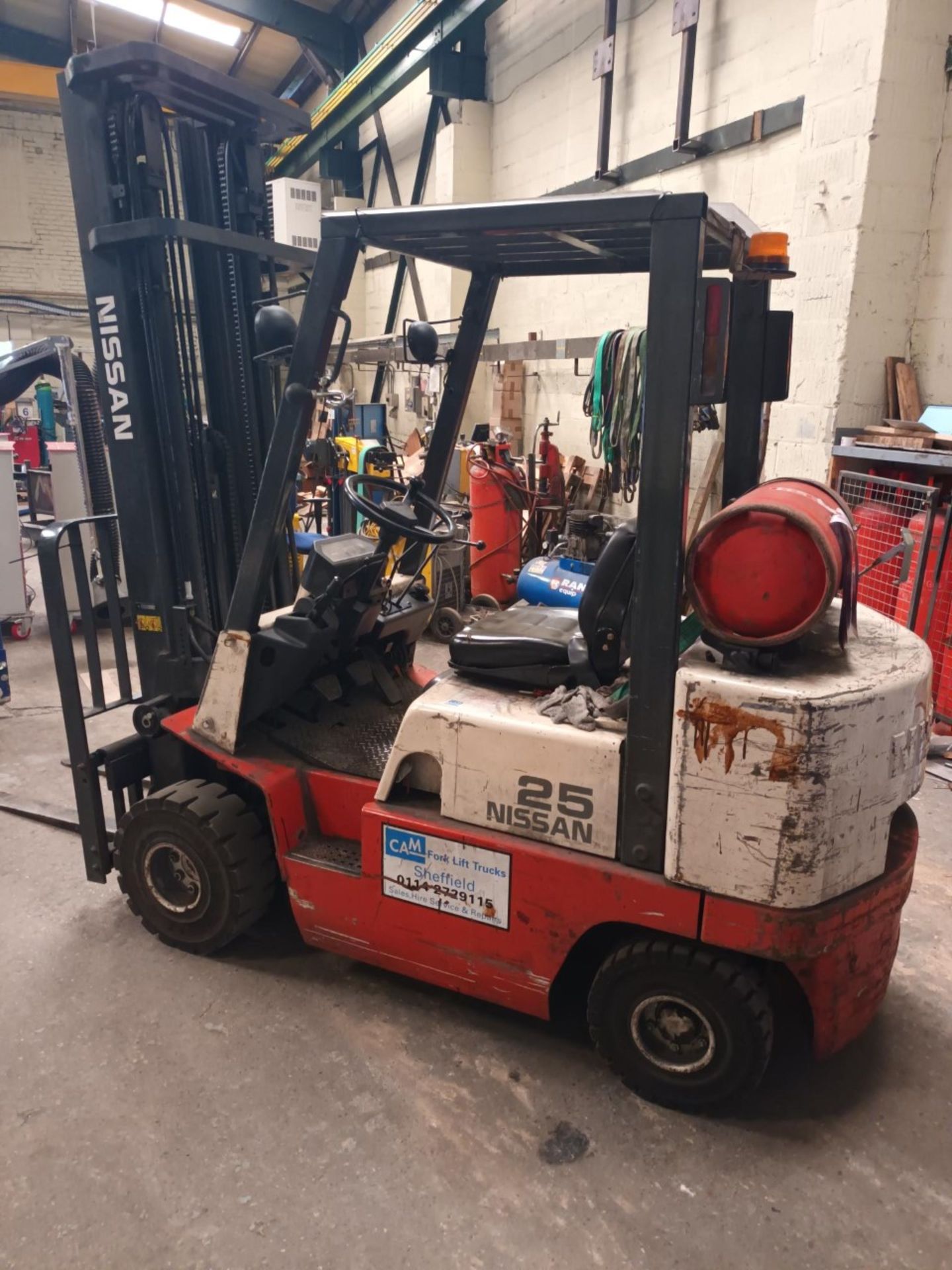 2000 NISSAN 25 GAS FORKLIFT TRUCK WITH SIDESHIFT. 6M LIFT HEIGHT. 9464.4 HOURS. RUNS, DRIVES & - Image 3 of 6