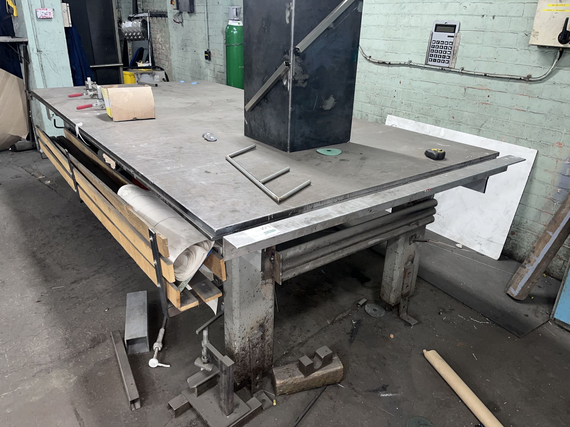 LARGE HEAVY DUTY METAL WORK BENCH SIZE: 3140L X 1500D X 950H