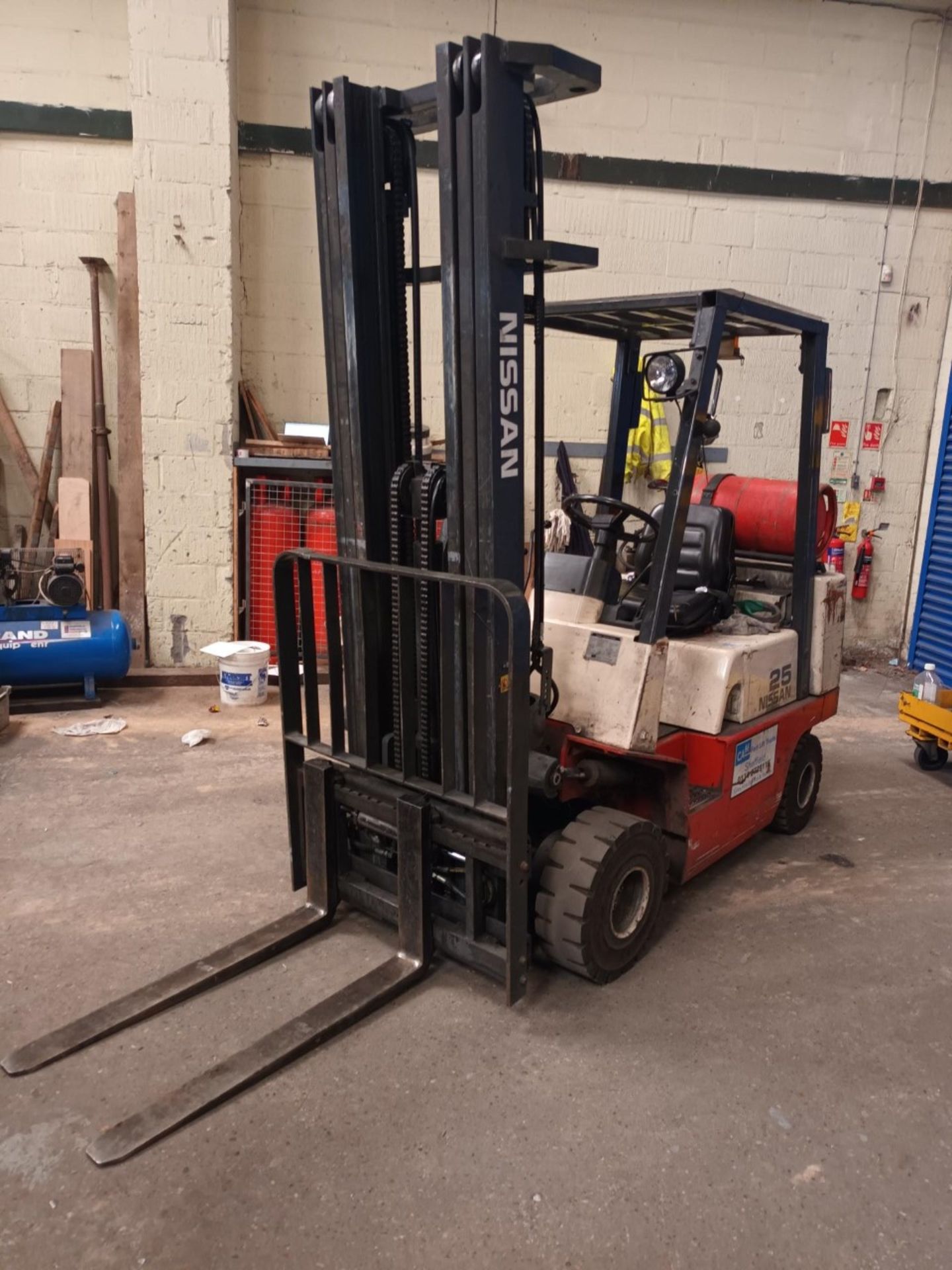 2000 NISSAN 25 GAS FORKLIFT TRUCK WITH SIDESHIFT. 6M LIFT HEIGHT. 9464.4 HOURS. RUNS, DRIVES & - Image 2 of 6