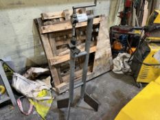 HEAVY DUTY METAL VICE STAND (BUILDING 2)