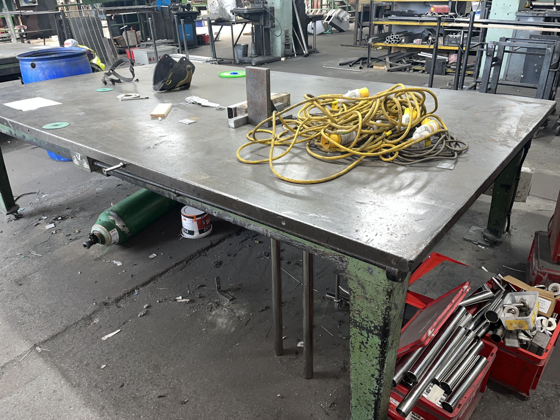 LARGE HEAVY DUTY METAL WORK BENCH SIZE: 3050L X 1830D X 860H