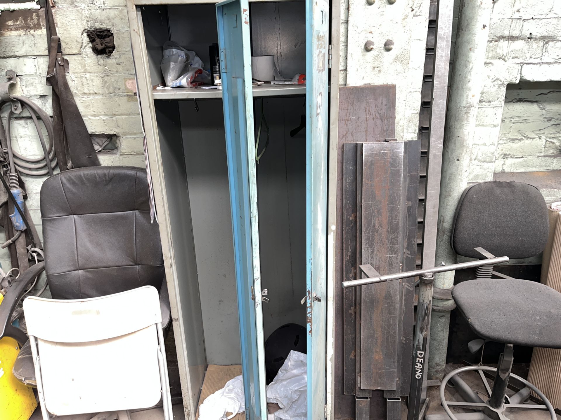 MIXED LOT TO INCLUDE: 2 X LOCKERS, RADIO, METAL UNIT ETC.