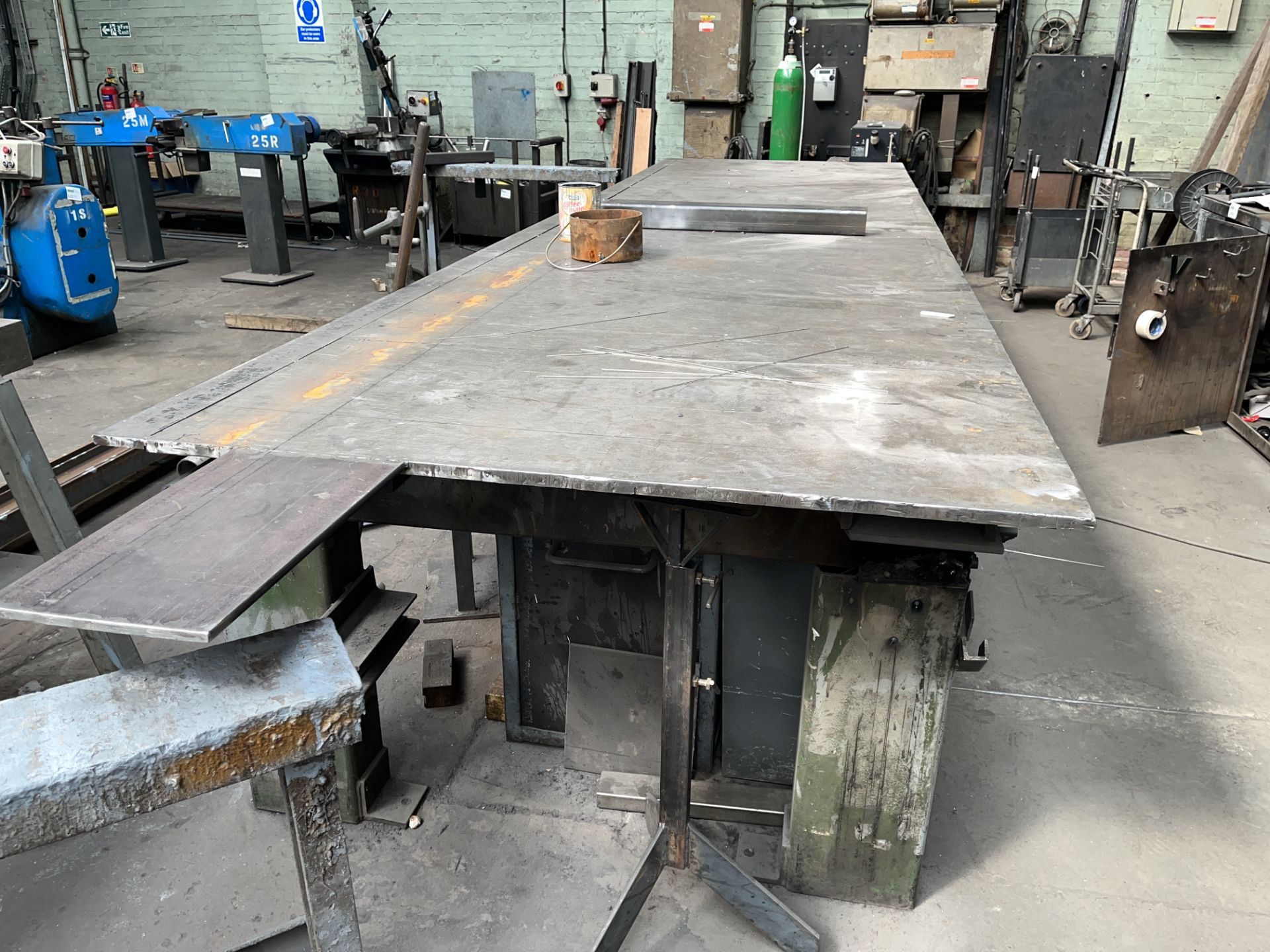 LARGE INDUSTRIAL HEAVY DUTY METAL WORK TABLE SIZE: 4780L X 1340D X 1000H - Image 3 of 3