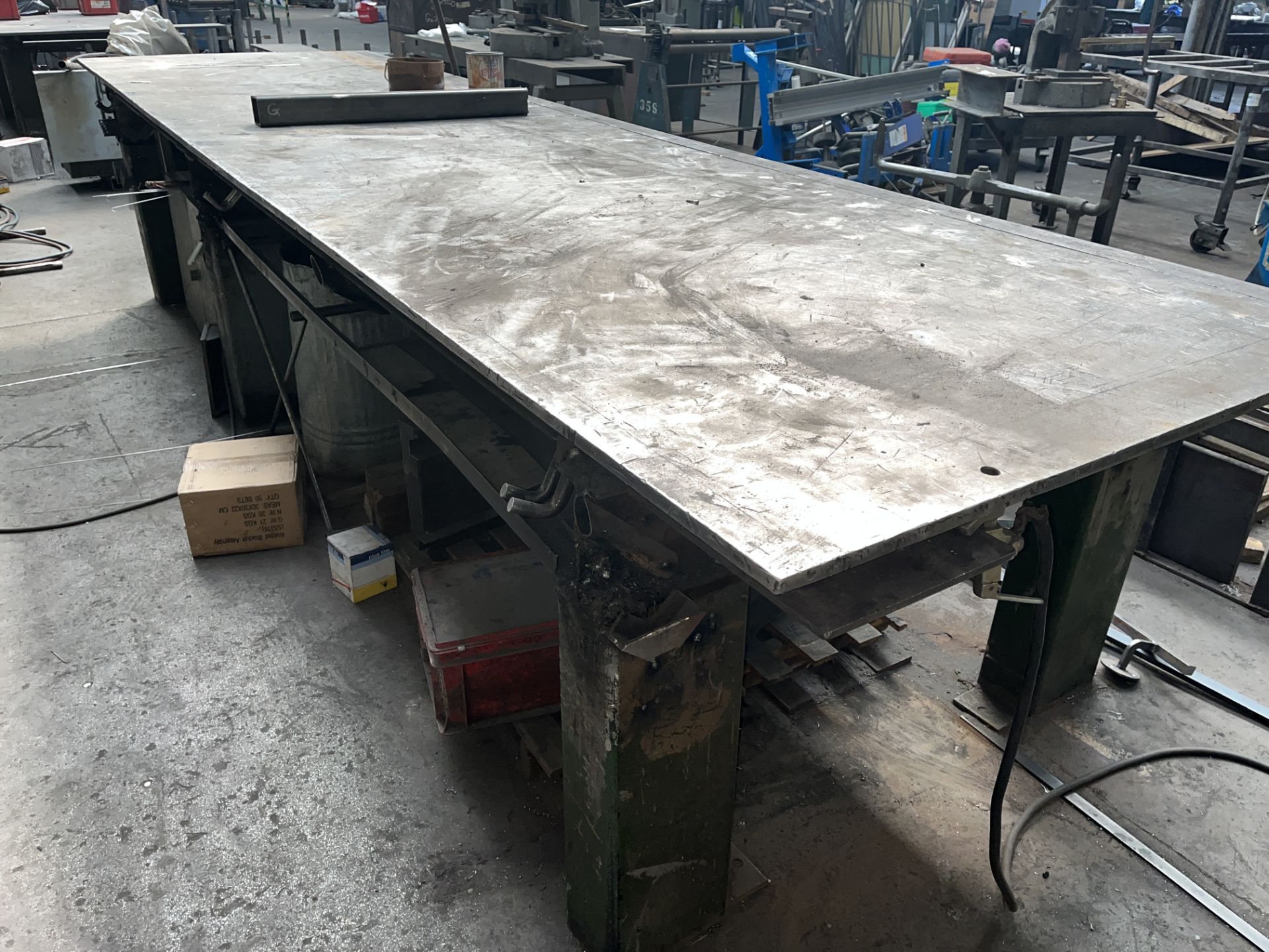 LARGE INDUSTRIAL HEAVY DUTY METAL WORK TABLE SIZE: 4780L X 1340D X 1000H - Image 2 of 3