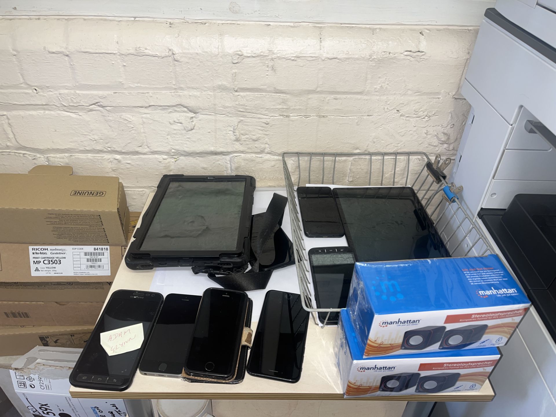 MIXED TECH LOT 8 X VARIOUS MOBILE PHONES (SAMSUNG, APPLE ETC) 2 X SETS OF SPEAKERS & 2 X SAMSUNG