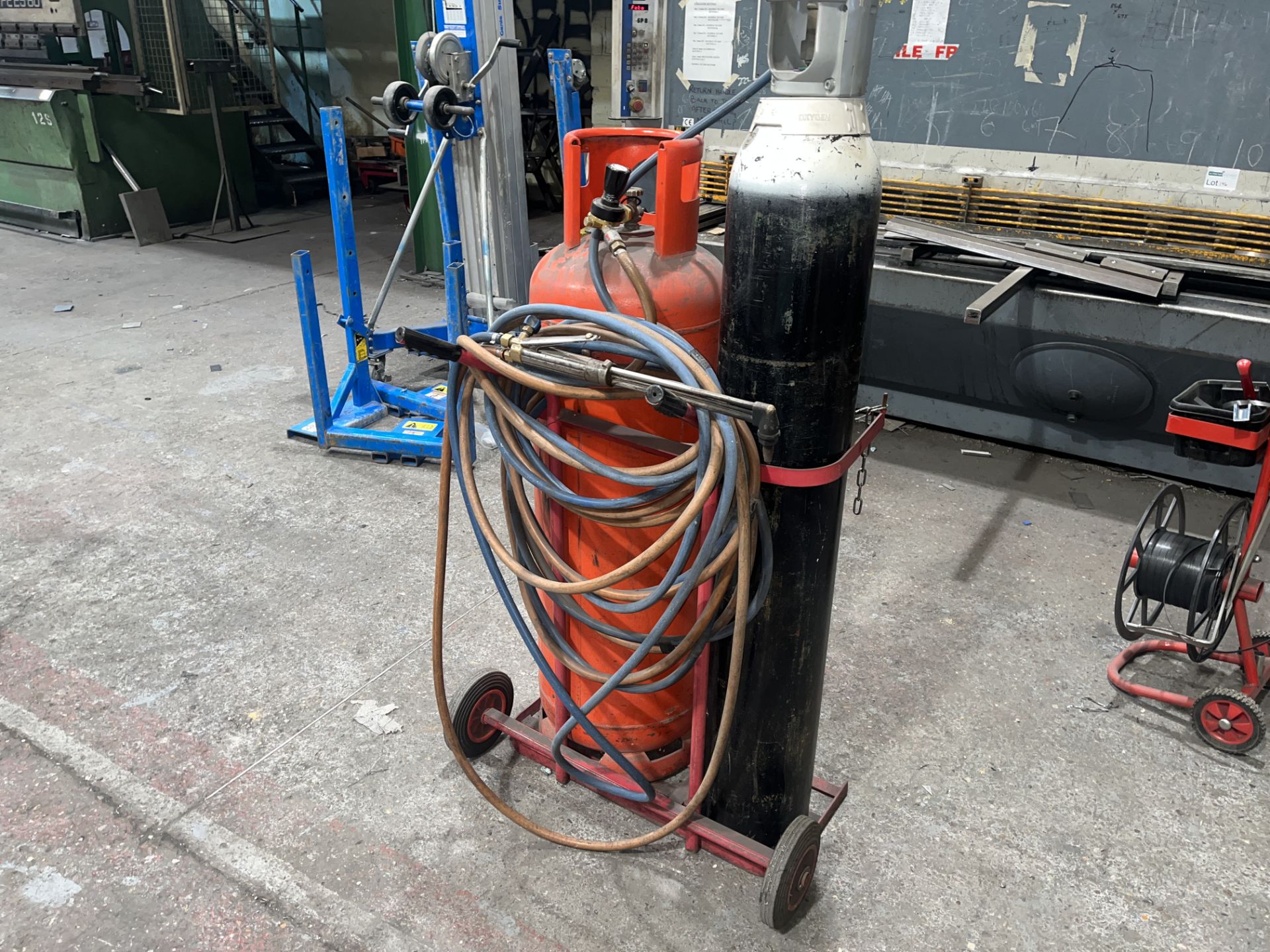 WELDING TROLLEY AND EQUIPMENT - GAS NOT INCLUDED (BUILDING 2)