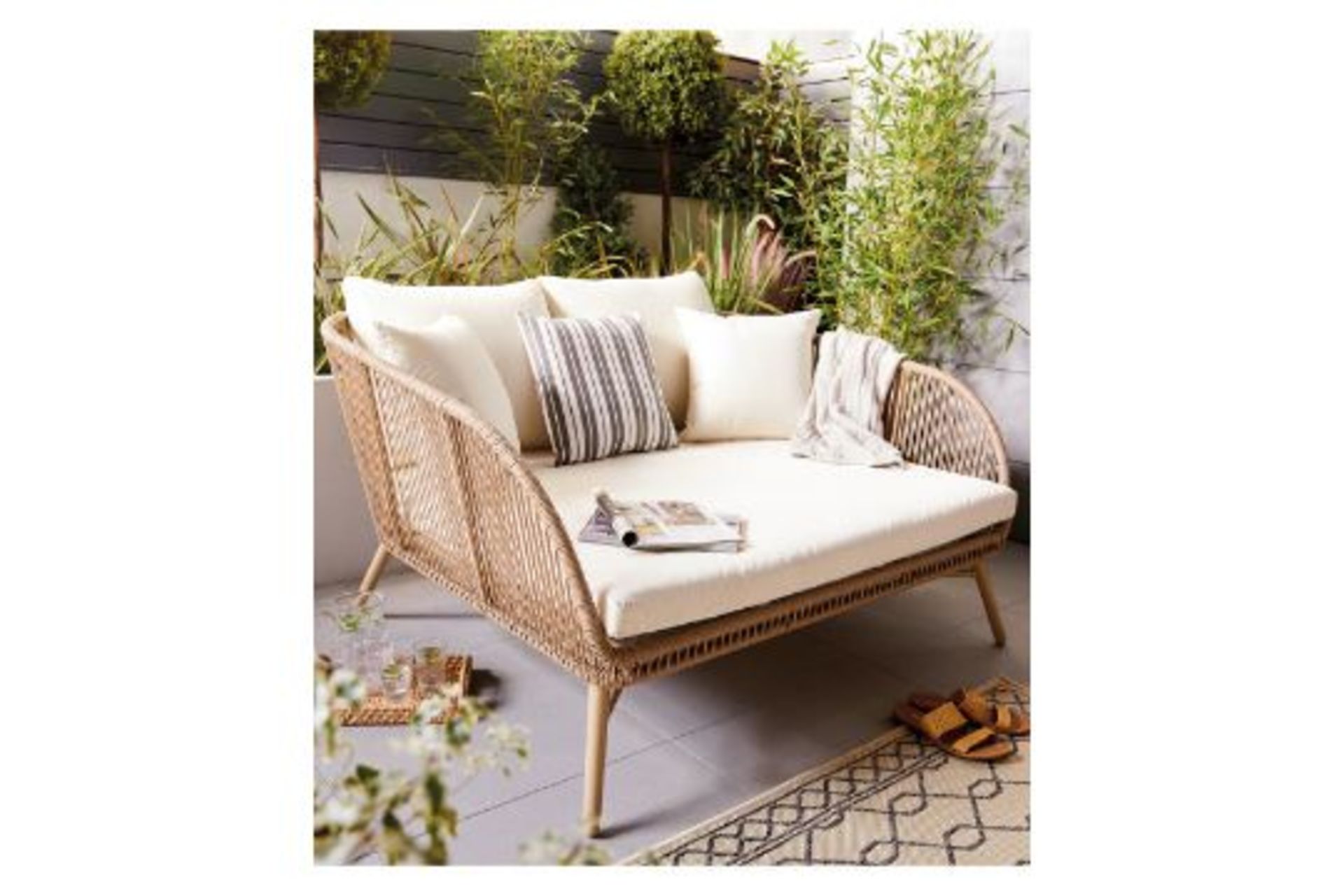 Luxury Rope Effect Snug Seat. Enjoy those lazy days in the garden with this comfortable and - Image 2 of 3