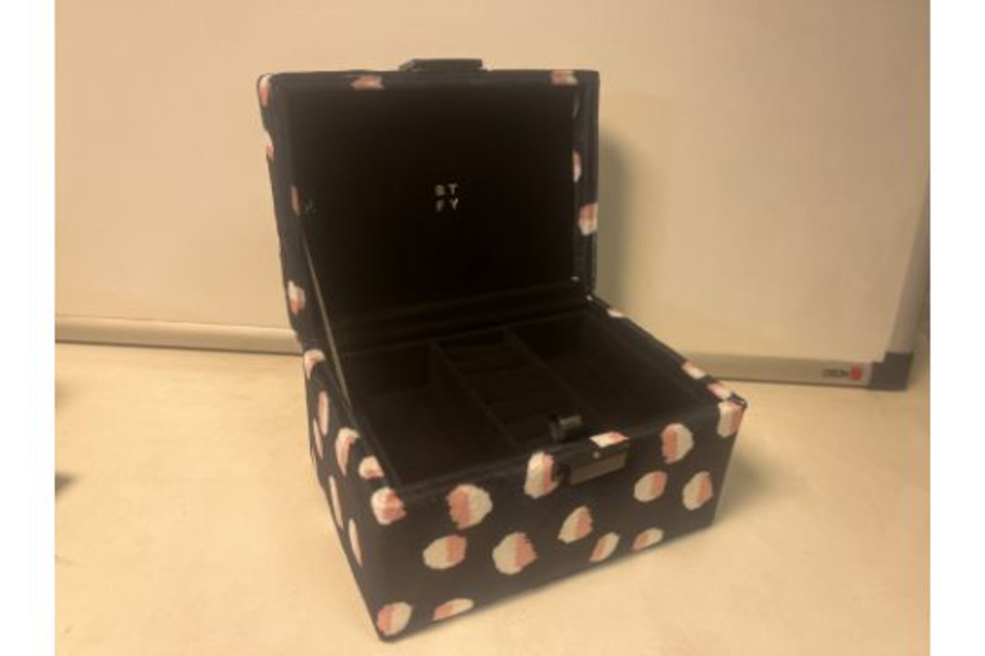 12 x NEW BOXED Sakura Jewellery Box. RRP £19.99 EACH. (REF405) Store away your accessories stylishly