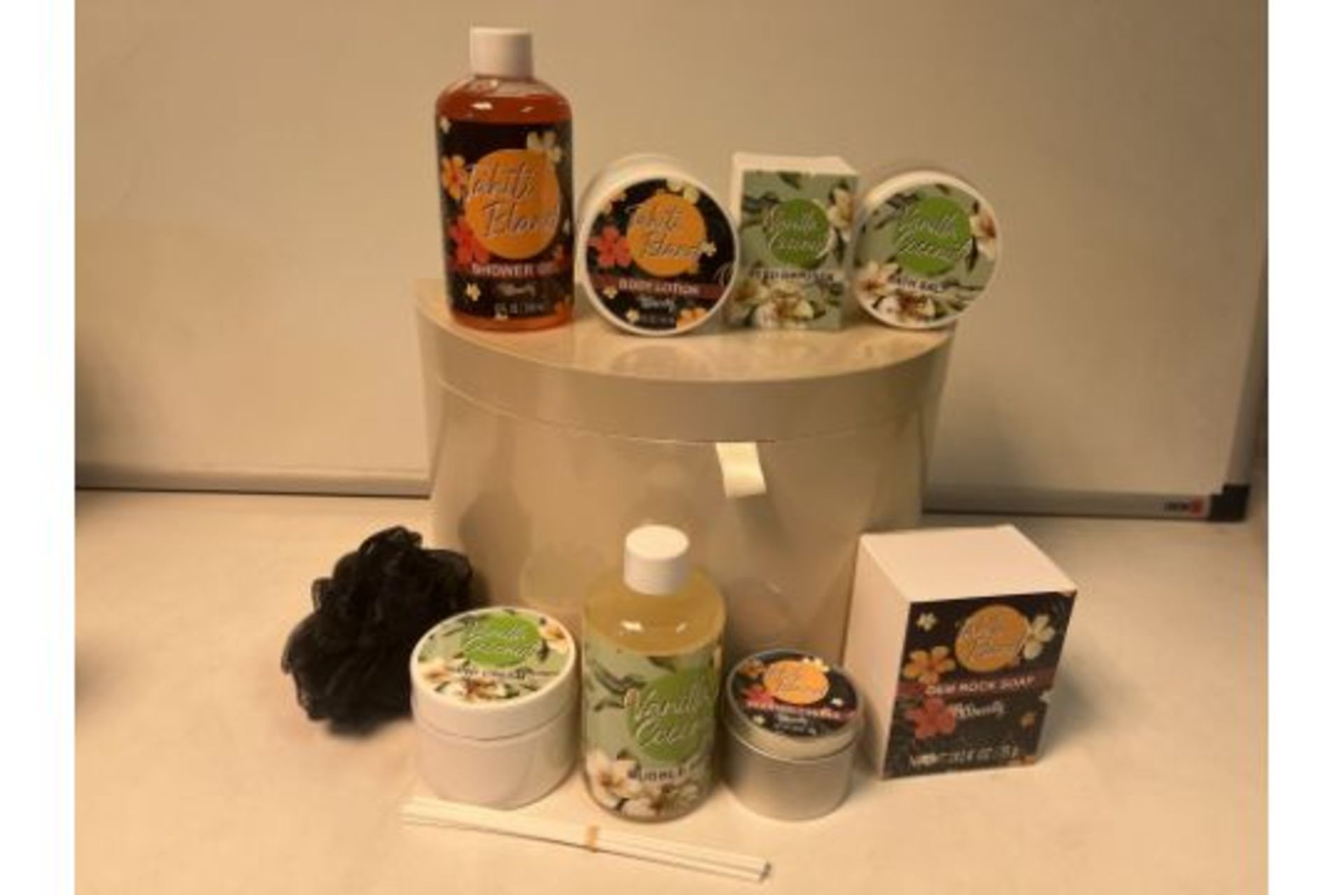 8 X BRAND NEW BATH AND BODY SETS INCLUDING SHOWER GEL, BUBBLE BATH, BODY LOTION, HAND CREAM, REED