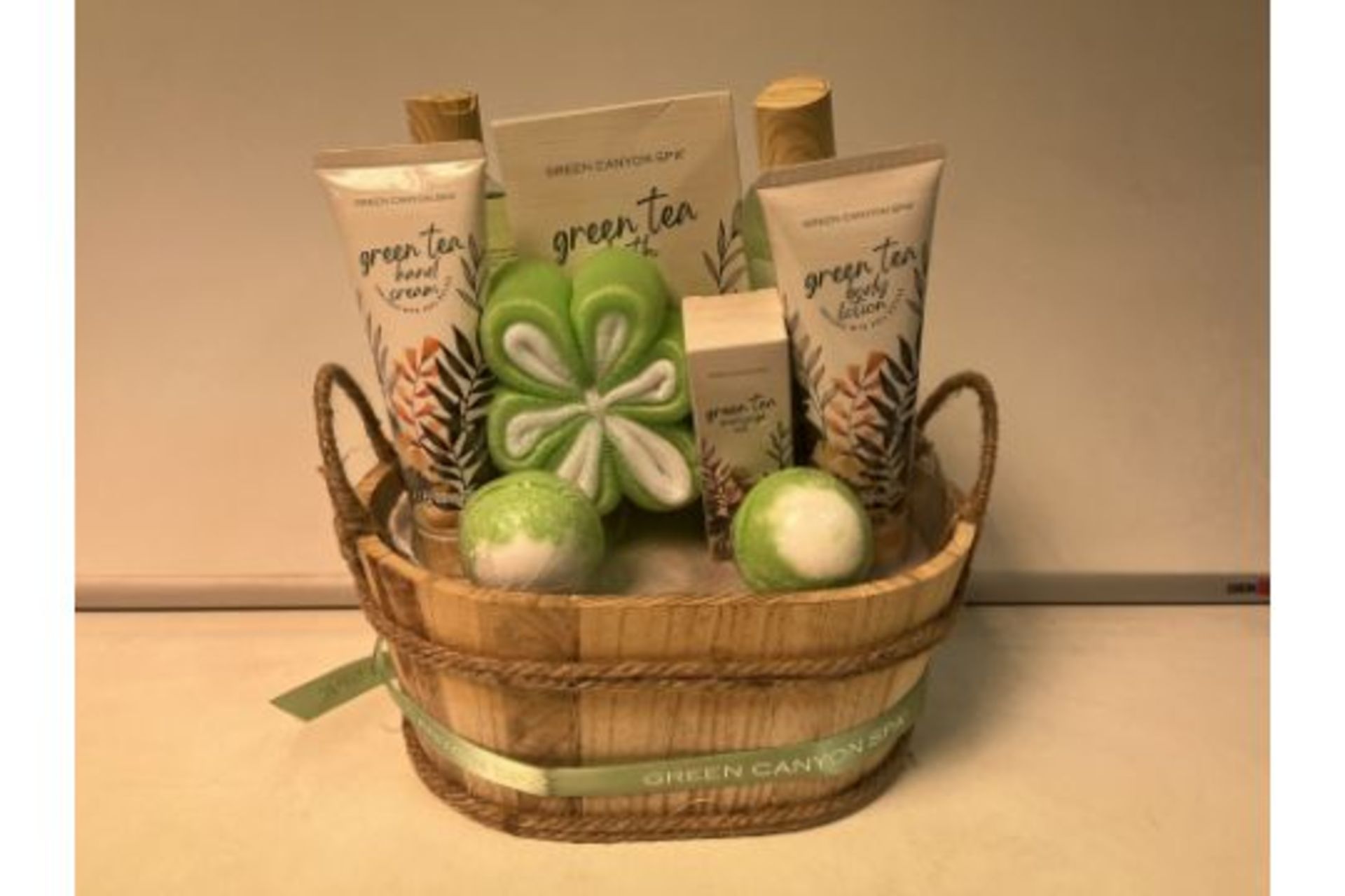 4 X BRAND NEW GREEN CANYON SPA SETS IN WOODEN BASKET INCLUDING SHOWER GEL, BUBBLE BATH, HAND