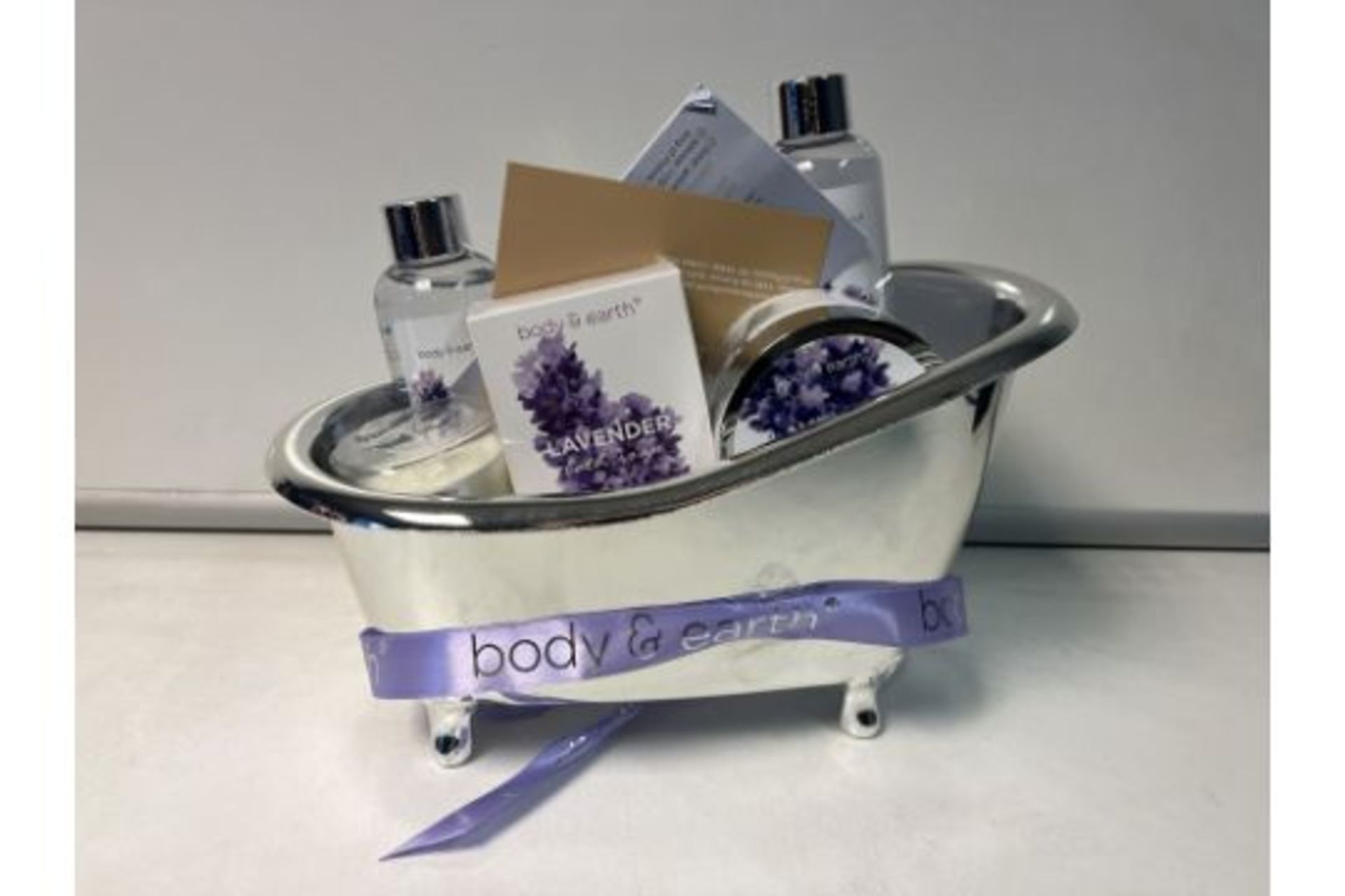 12 X BRAND NEW LUXURY BATH AND BODY 6 PIECE LAVENDER BODY AND EARTH SPA SETS IN BATH RRP £30 EACH