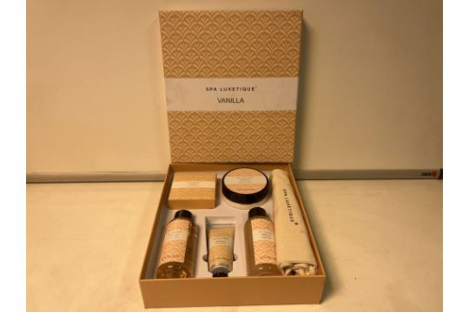 16 X BRAND NEW SPA LUXETIQUE VANILLA BEAUTY SET INCLUDING SHOWER GEL, BODY LOTION, BUBBLE BATH, HAND