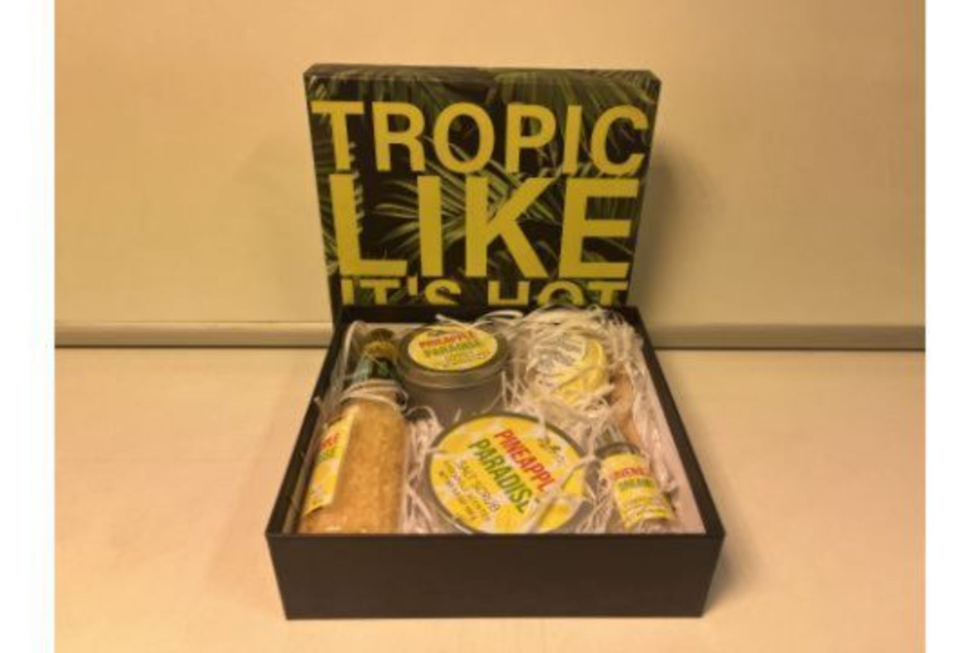 16 X BRAND NEW BOXED TROPIC LIKE IT'S HOT BFF LOVE 6 PIECE PINAPPLE PARADISE GIFT SETS. EACH