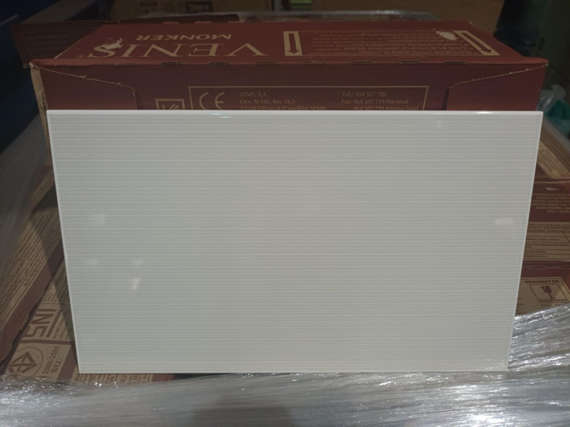 PALLET TO CONTAIN 31 x PACKS OF PORCELANOSA LINE BLANCO WALL TILES. SIZE: 200x333mm. Each box