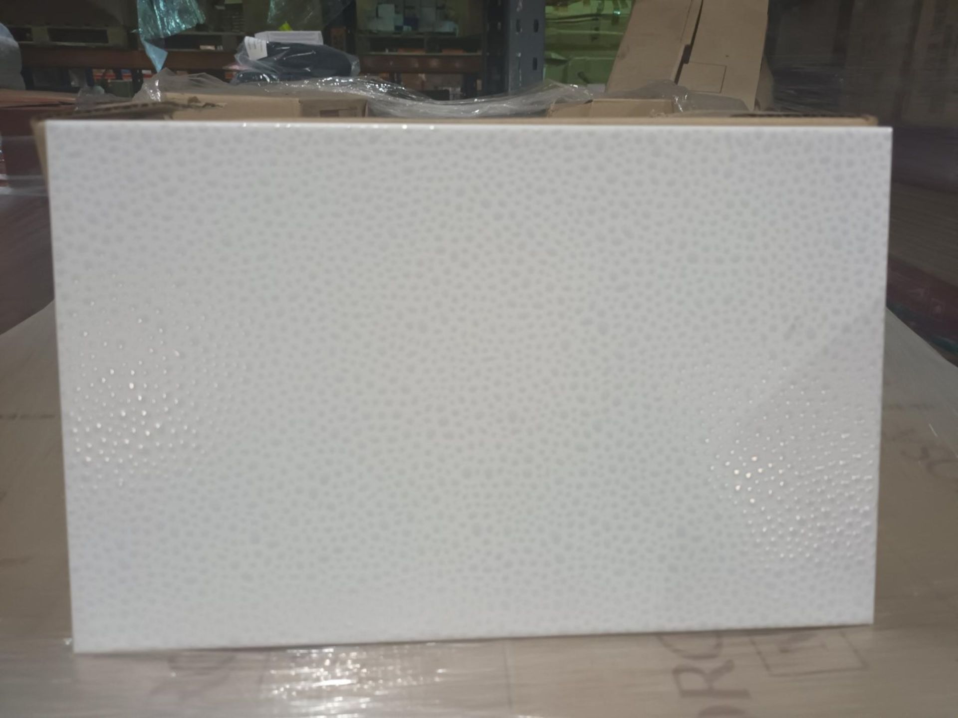 PALLET TO CONTAIN 30 x PACKS OF PORCELANOSA AQUA BLANCO WALL TILES. SIZE: 200x316mm. Each box - Image 2 of 4