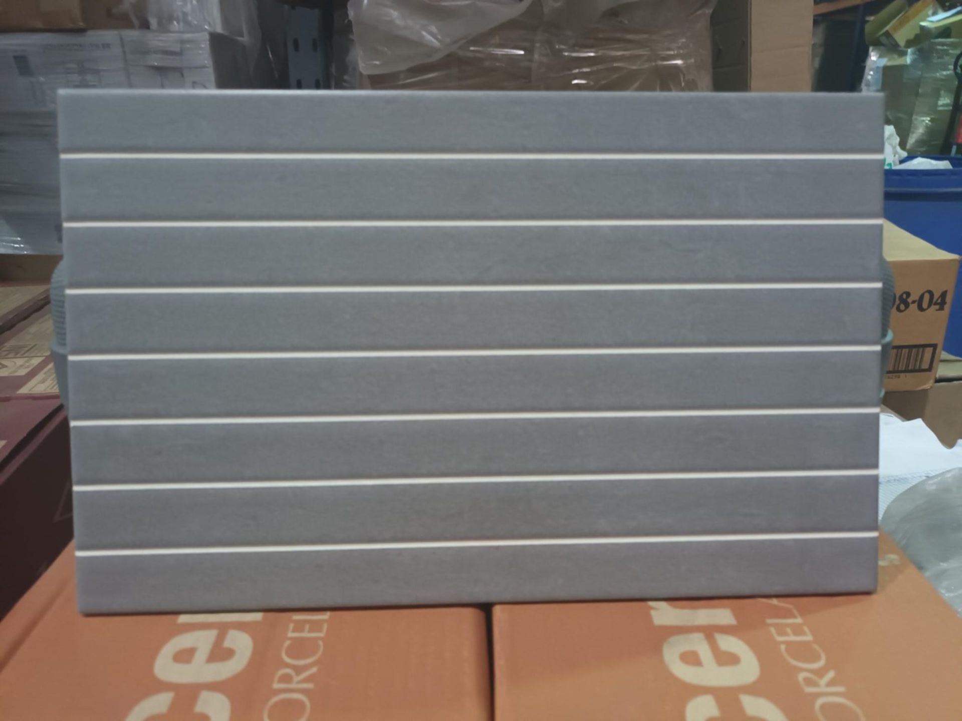 PALLET TO CONTAIN 32 x PACKS OF PORCELANOSA SQUARE NAST DARK WALL TILES. SIZE: 200x316mm. Each box - Image 2 of 4