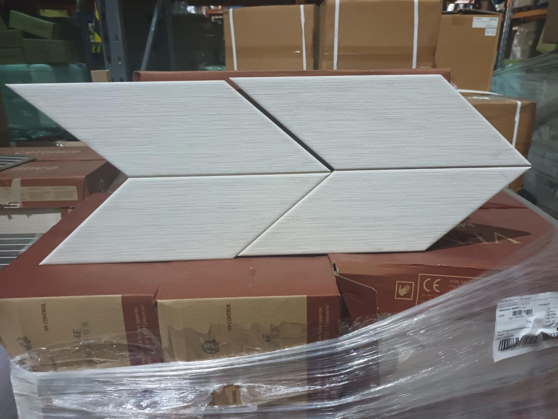 PALLET TO CONTAIN 47 x PACKS OF PORCELANOSA SILK CHEVRON WALL TILES. SIZE: 200x333mm. Each box