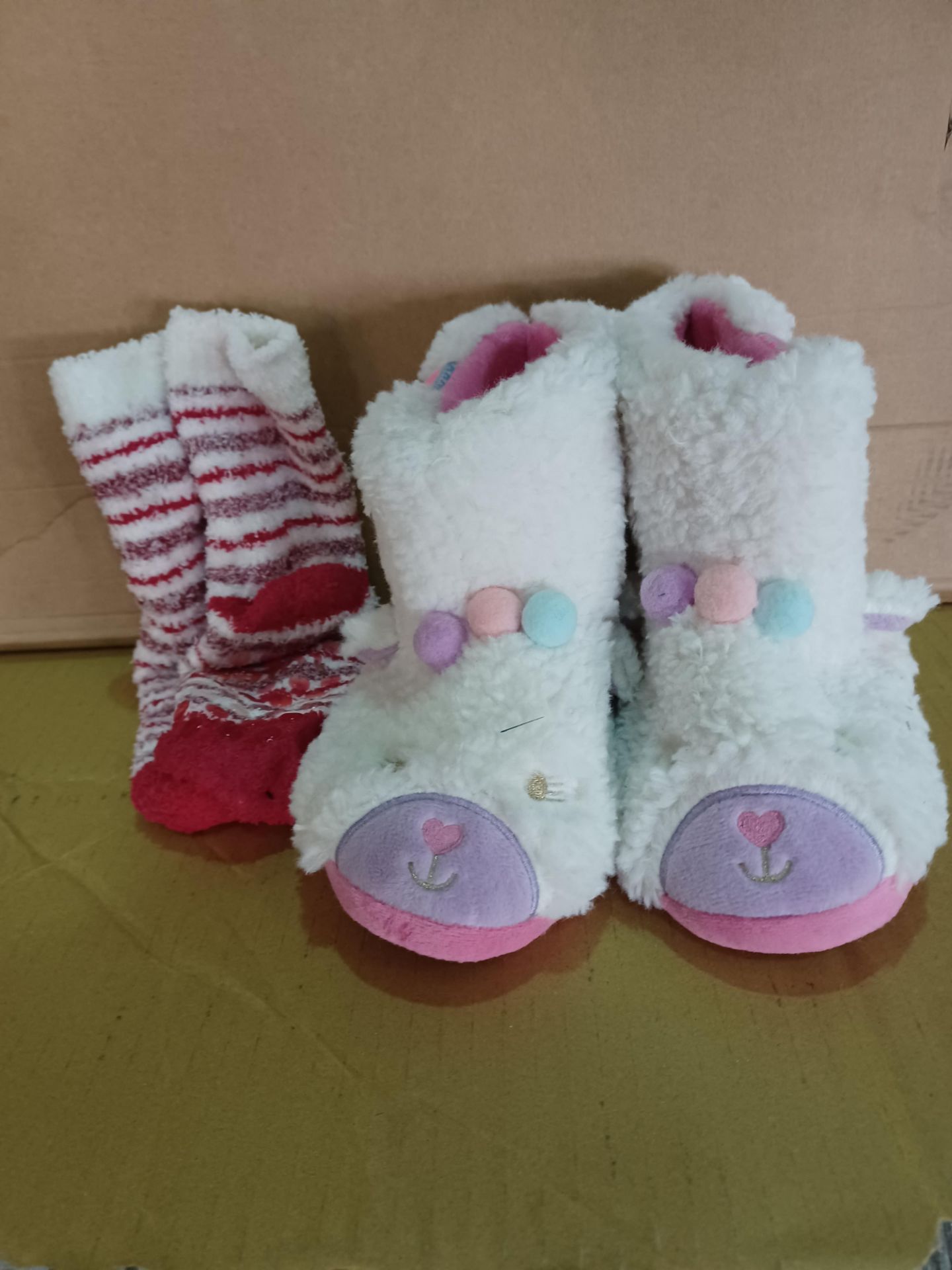25 X BRAND NEW MIXED SLIPPERS, KIDS SLIPPERS AND WOOLY SOCKS STYLES MAY VARY R15