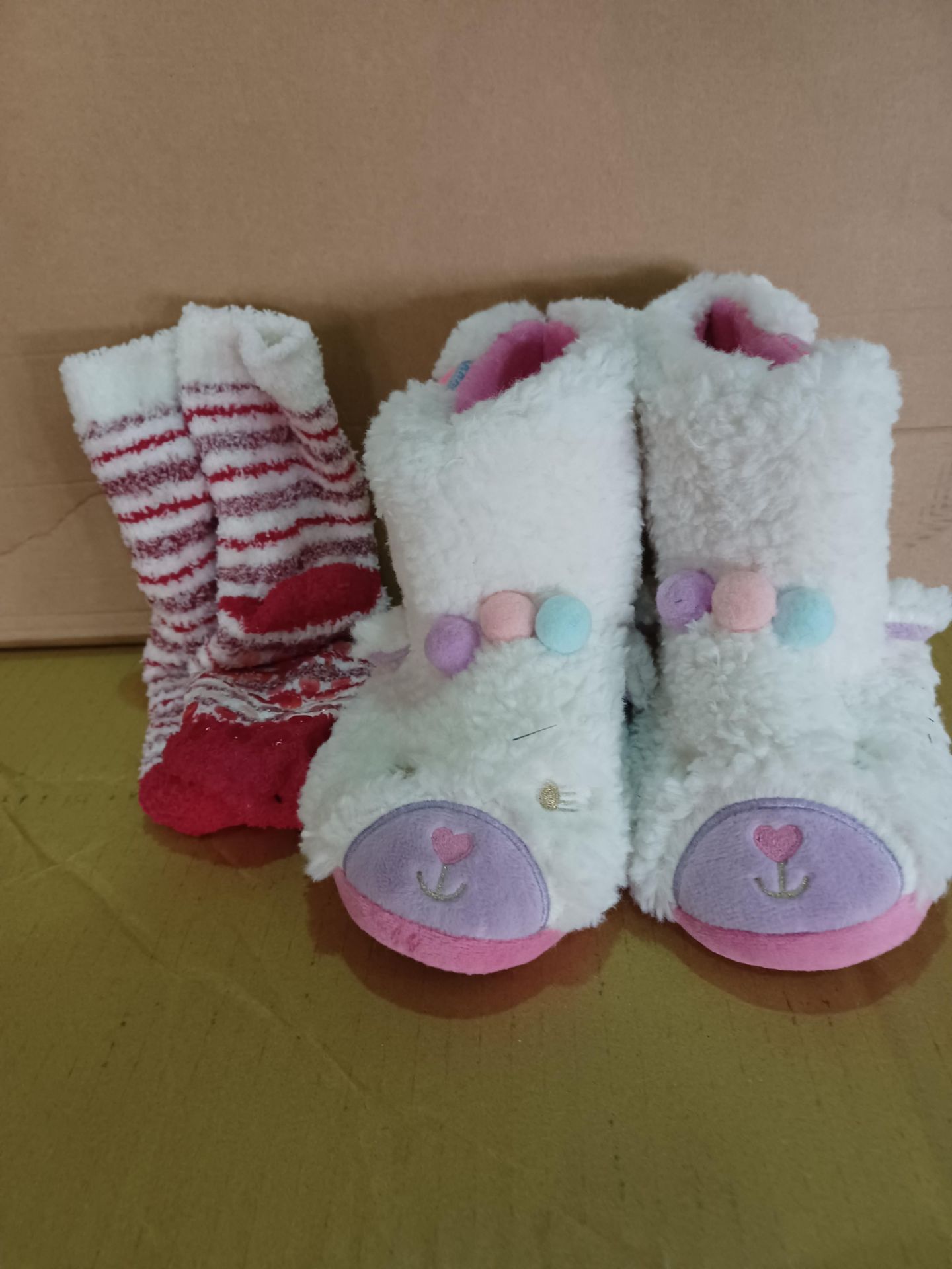 25 X BRAND NEW MIXED SLIPPERS, KIDS SLIPPERS AND WOOLY SOCKS STYLES MAY VARY R15