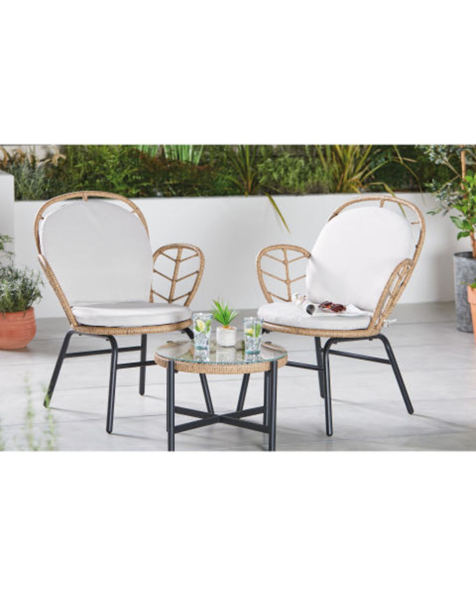 Luxury Petal Rattan Bistro Set. Transform your garden and create a space where you can relax with - Image 4 of 5
